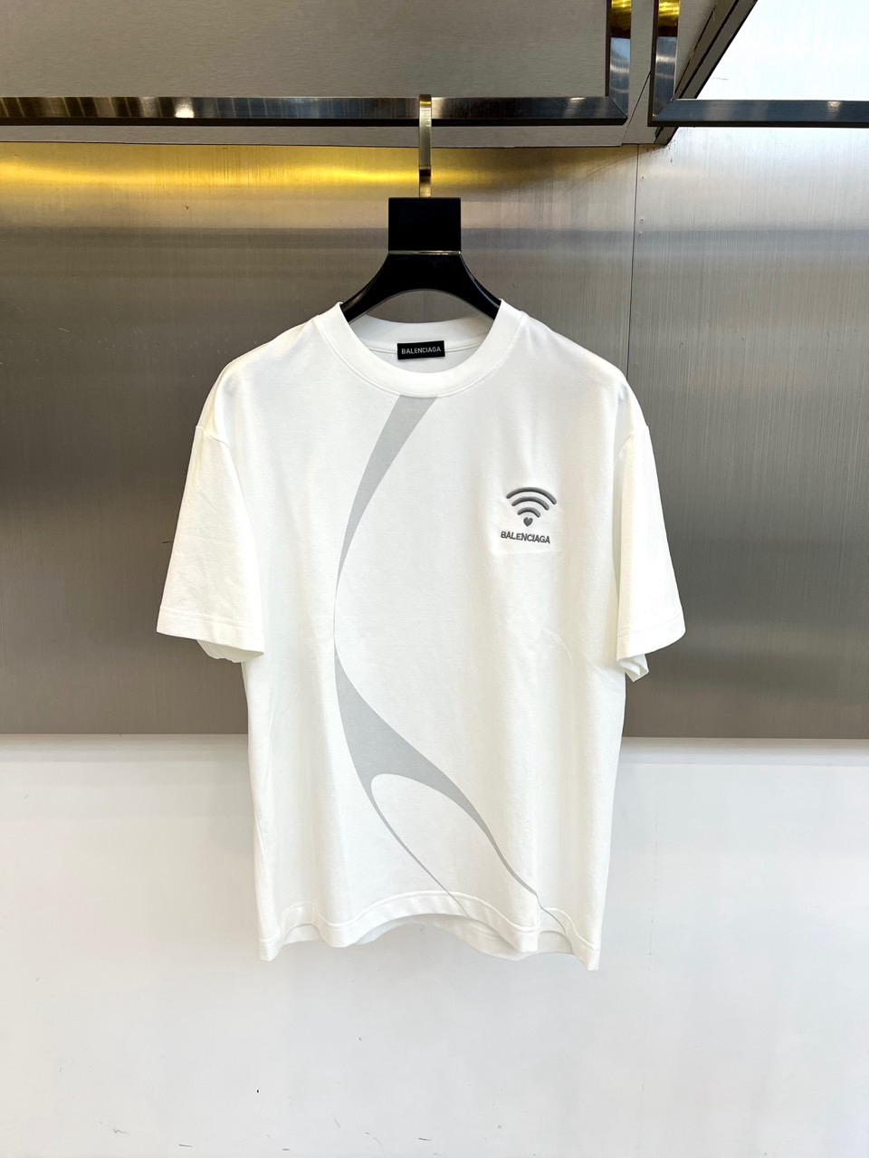 NO:459651,Balenciaga and a new classic LOGO round neck short-sleeved T-shirt for men for spring and summer. Imported pure cotton fabric, the fabric feels silky and soft, breathable and skin-friendly, and is extremely comfortable to wear, and the overall texture is quite high!  The iconic logo logo on the chest of the garment is carefully crafted with multi-color three-dimensional printing technology. The regular slim fit style and tailoring design can be used at will for both men and women, making it easy to make it look slim and taller!  M-3XL (model 173, 143 catties upper body L size), balenciaga, T-shirt, tees, t-shirt, alexander wang19860909巴黎世家、春夏男士新款经典LOGO圆领短袖T恤.进口纯棉面料,面料手感丝滑柔软,透气亲肤性极佳,着身无比的舒适,整体质感相当之高！衣身胸前标志性徽标Logo,采用多色立体印花技术精心打造,常规的修身版型裁剪设计,男女都可随意上身,轻松凹出显瘦显高身型！M-3XL（模特173,143斤上身L码）,,balenciaga,T-shirt,tees，t-shirt,alexander wang,Men's clothing