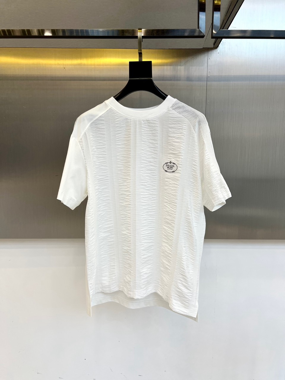 NO:459604,Prada and spring and summer men's new classic LOGO round neck short-sleeved T-shirt. Imported pure cotton fabric, the fabric feels silky and soft, breathable and skin-friendly, and is extremely comfortable to wear, and the overall texture is quite high!  The iconic logo logo on the chest of the garment is carefully crafted with multi-color three-dimensional printing technology. The regular slim fit style and tailoring design can be used at will for both men and women, making it easy to make it look slim and taller!  M-4XL (model 173, 143 catties upper body L size), prada, T-shirt, tees, t-shirt, alexander wang19860909普拉达、春夏男士新款经典LOGO圆领短袖T恤.进口纯棉面料,面料手感丝滑柔软,透气亲肤性极佳,着身无比的舒适,整体质感相当之高！衣身胸前标志性徽标Logo,采用多色立体印花技术精心打造,常规的修身版型裁剪设计,男女都可随意上身,轻松凹出显瘦显高身型！M-4XL（模特173,143斤上身L码）,,prada,T-shirt,tees，t-shirt,alexander wang,Men's clothing