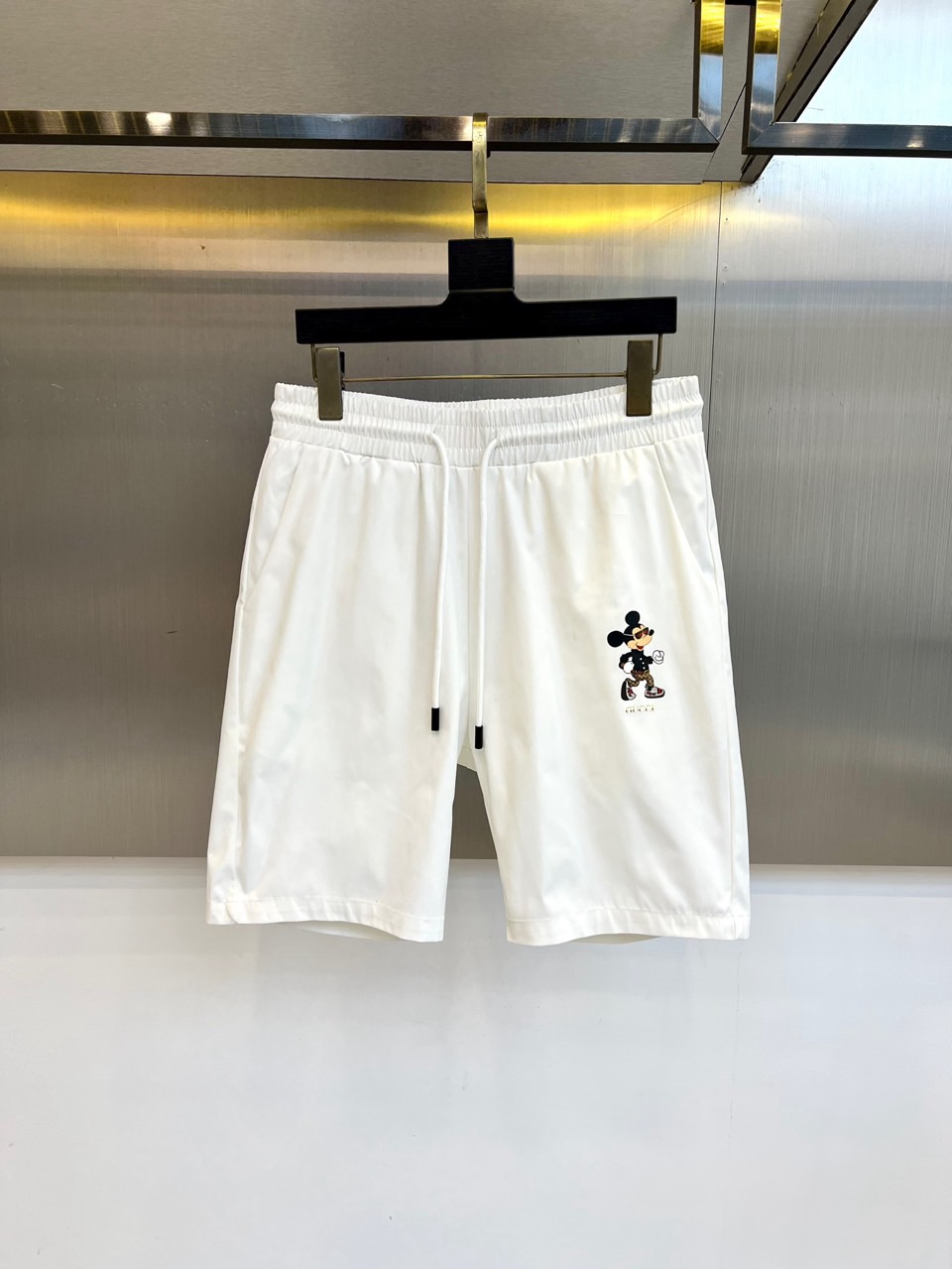 NO:490870,Gucci and 2025ss summer new products are on sale, logo logos are fashionable and casual sports pinch pants/shorts!  The imported high-density knitted pure cotton material is smooth and simple, skin-friendly and refreshing. The softness and comfort of the fabric are impeccable, with high recognition, and there will be no mistakes in the upper body. The matching performance is undoubtedly the waist design, elastic elastic waist circumference modification!  Each piece of high-end craftsmanship determines success or failure!  Very good quality and a fashionable item!  48-56 (model 173, 143 catties upper body 50 sizes), gucci, shorts, alexander wang19860909Gucci、2025ss夏季新品发售,logo标识时尚休闲运动五分裤/短裤！甄选客供进口高密针织纯棉材质,平整简约,亲肤透爽.面料的柔软性舒适性也都是无可挑剔的,辨识度高,上身绝对不会出错,搭配性能更是毫无疑问,腰身设计松紧弹力腰围修饰！高端工艺每件决定成败！ 品质质感非常不错一款时尚单品！48-56（模特173,143斤上身50码）,,gucci,shorts,alexander wang,Men's clothing