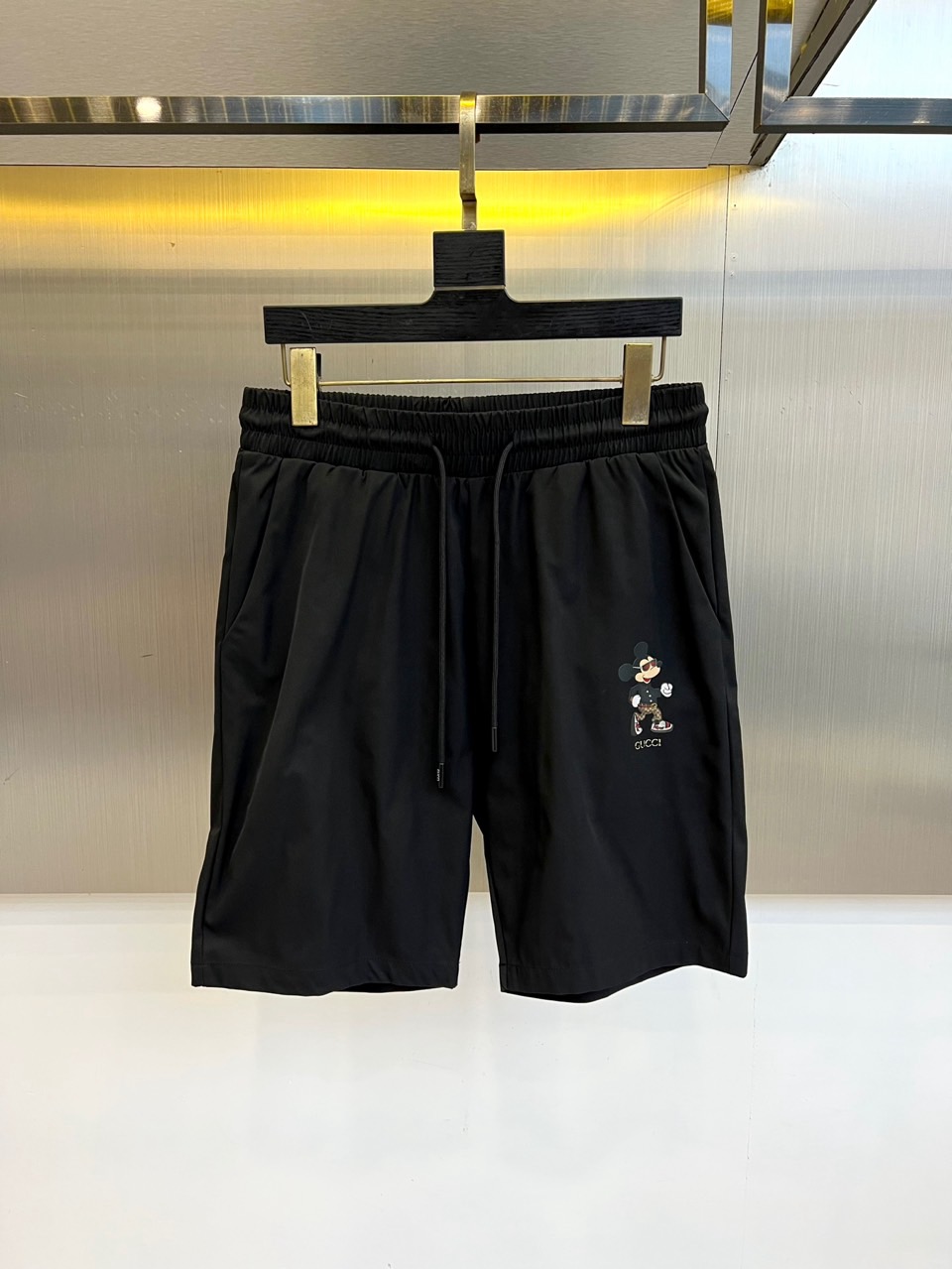 NO:462581,Gucci and 2025ss summer new products are on sale, logo logos are fashionable and casual sports pinch pants/shorts!  The imported high-density knitted pure cotton material is smooth and simple, skin-friendly and refreshing. The softness and comfort of the fabric are impeccable, with high recognition, and there will be no mistakes in the upper body. The matching performance is undoubtedly the waist design, elastic elastic waist circumference modification!  Each piece of high-end craftsmanship determines success or failure!  Very good quality and a fashionable item!  48-56 (model 173, 143 catties upper body 50 sizes), gucci, shorts, alexander wang19860909Gucci、2025ss夏季新品发售,logo标识时尚休闲运动五分裤/短裤！甄选客供进口高密针织纯棉材质,平整简约,亲肤透爽.面料的柔软性舒适性也都是无可挑剔的,辨识度高,上身绝对不会出错,搭配性能更是毫无疑问,腰身设计松紧弹力腰围修饰！高端工艺每件决定成败！ 品质质感非常不错一款时尚单品！48-56（模特173,143斤上身50码）,,gucci,shorts,alexander wang,Men's clothing