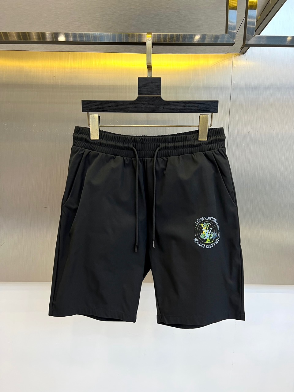 NO:462593,1v, 2025ss summer new product is released, logo logo designates fashionable casual sports pinch pants/shorts!  The imported high-density knitted pure cotton material is smooth and simple, skin-friendly and refreshing. The softness and comfort of the fabric are impeccable, with high recognition, and there will be no mistakes in the upper body. The matching performance is undoubtedly the waist design, elastic elastic waist circumference modification!  Each piece of high-end craftsmanship determines success or failure!  Very good quality and a fashionable item!  48-56 (model 173, 143 catties upper body 50 sizes), shorts, alexander wang198609091v、2025ss夏季新品发售,logo标识时尚休闲运动五分裤/短裤！甄选客供进口高密针织纯棉材质,平整简约,亲肤透爽.面料的柔软性舒适性也都是无可挑剔的,辨识度高,上身绝对不会出错,搭配性能更是毫无疑问,腰身设计松紧弹力腰围修饰！高端工艺每件决定成败！ 品质质感非常不错一款时尚单品！48-56（模特173,143斤上身50码）,,shorts,alexander wang,Men's clothing