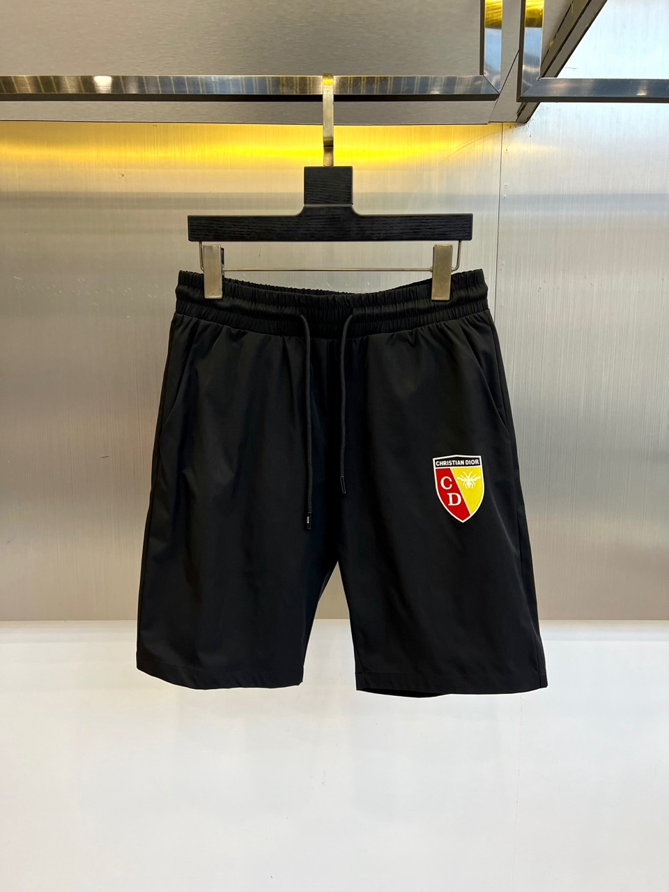 NO:462598,Dior and 2025ss summer new products are available, with logo logos that are fashionable and casual sports pinch pants/shorts!  The imported high-density knitted pure cotton material is smooth and simple, skin-friendly and refreshing. The softness and comfort of the fabric are impeccable, with high recognition, and there will be no mistakes in the upper body. The matching performance is undoubtedly the waist design, elastic elastic waist circumference modification!  Each piece of high-end craftsmanship determines success or failure!  Very good quality and a fashionable item!  48-56 (model 173, 143 catties upper body 50 sizes), dior, shorts, alexander wang19860909迪奥、2025ss夏季新品发售,logo标识时尚休闲运动五分裤/短裤！甄选客供进口高密针织纯棉材质,平整简约,亲肤透爽.面料的柔软性舒适性也都是无可挑剔的,辨识度高,上身绝对不会出错,搭配性能更是毫无疑问,腰身设计松紧弹力腰围修饰！高端工艺每件决定成败！ 品质质感非常不错一款时尚单品！48-56（模特173,143斤上身50码）,,dior,shorts,alexander wang,Men's clothing