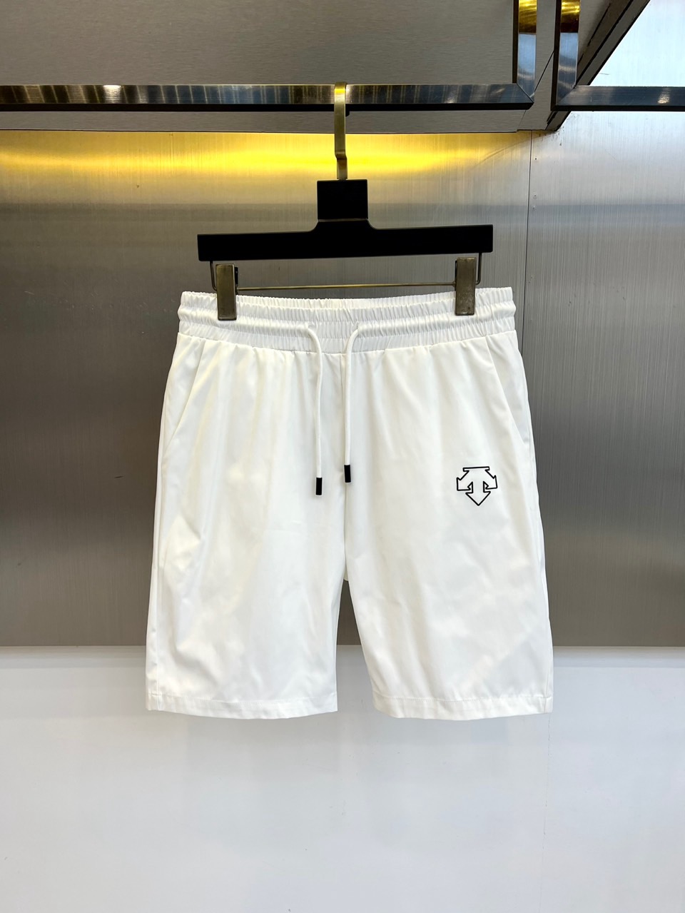 NO:468664,Desant and 2025ss summer new products are available, with logo logos that are fashionable and casual sports pinch pants/shorts!  The imported high-density knitted pure cotton material is smooth and simple, skin-friendly and refreshing. The softness and comfort of the fabric are impeccable, with high recognition, and there will be no mistakes in the upper body. The matching performance is undoubtedly the waist design, elastic elastic waist circumference modification!  Each piece of high-end craftsmanship determines success or failure!  Very good quality and a fashionable item!  48-56 (model 173, 143 catties upper body 50 sizes), shorts, alexander wang19860909迪桑特、2025ss夏季新品发售,logo标识时尚休闲运动五分裤/短裤！甄选客供进口高密针织纯棉材质,平整简约,亲肤透爽.面料的柔软性舒适性也都是无可挑剔的,辨识度高,上身绝对不会出错,搭配性能更是毫无疑问,腰身设计松紧弹力腰围修饰！高端工艺每件决定成败！ 品质质感非常不错一款时尚单品！48-56（模特173,143斤上身50码）,,shorts,alexander wang,Men's clothing