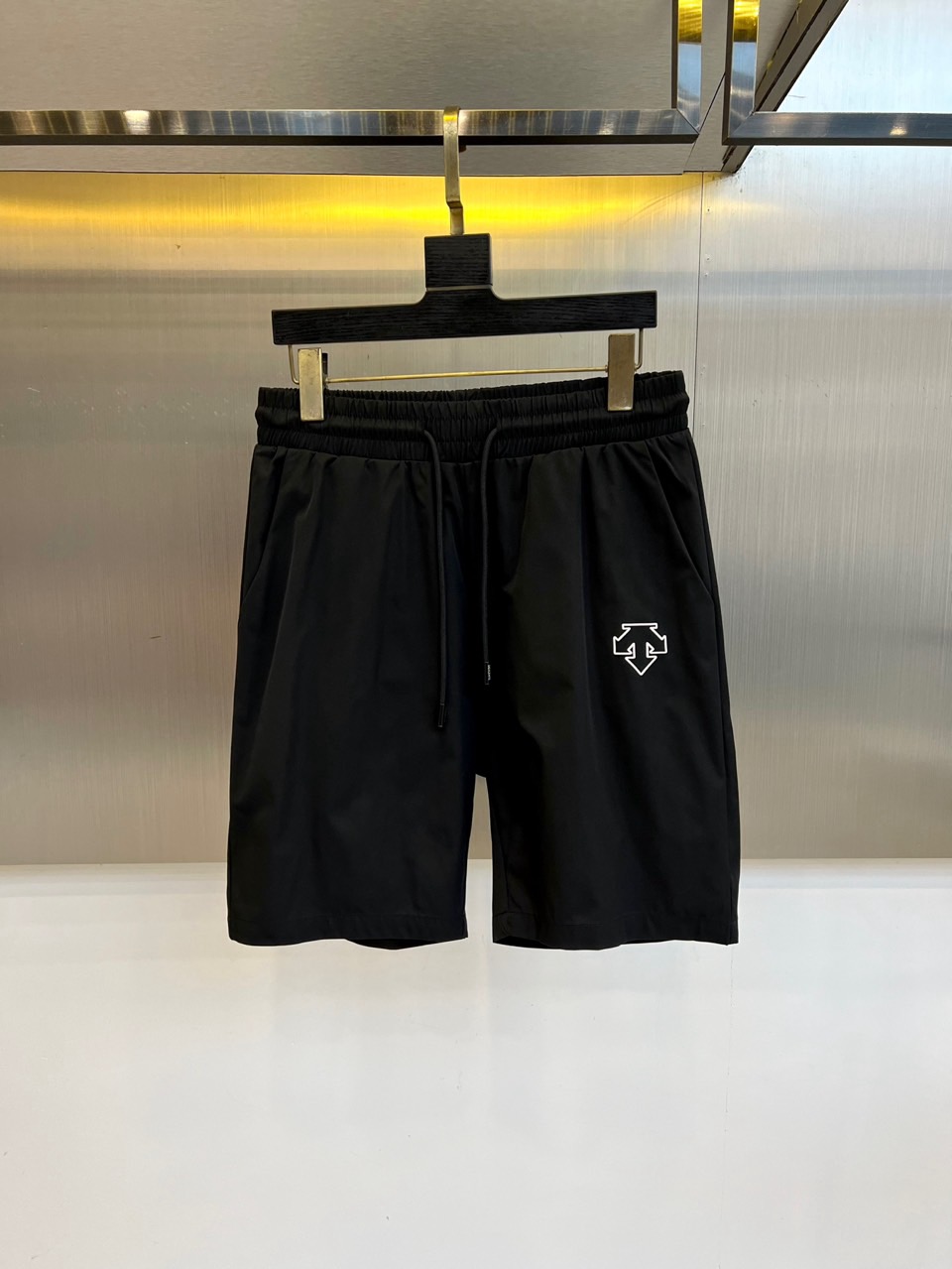 NO:462604,Desant and 2025ss summer new products are available, with logo logos that are fashionable and casual sports pinch pants/shorts!  The imported high-density knitted pure cotton material is smooth and simple, skin-friendly and refreshing. The softness and comfort of the fabric are impeccable, with high recognition, and there will be no mistakes in the upper body. The matching performance is undoubtedly the waist design, elastic elastic waist circumference modification!  Each piece of high-end craftsmanship determines success or failure!  Very good quality and a fashionable item!  48-56 (model 173, 143 catties upper body 50 sizes), shorts, alexander wang19860909迪桑特、2025ss夏季新品发售,logo标识时尚休闲运动五分裤/短裤！甄选客供进口高密针织纯棉材质,平整简约,亲肤透爽.面料的柔软性舒适性也都是无可挑剔的,辨识度高,上身绝对不会出错,搭配性能更是毫无疑问,腰身设计松紧弹力腰围修饰！高端工艺每件决定成败！ 品质质感非常不错一款时尚单品！48-56（模特173,143斤上身50码）,,shorts,alexander wang,Men's clothing