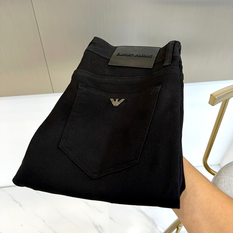 NO:468658,Armani, 2025 autumn and winter new men's five-pocket jeans (on sale first) The fabric contains Leica Lecca fiber, which moves with you, is loyal to the original shape, incorporates elastic fiber, pure green and pollution-free cotton, which feels comfortable and slightly elastic, and has no sense of restraint on the upper body. The overall solid color is simple and simple, and there is only the same color embroidery logo on the back pocket, and the brand elements are very strong. The classic jeans five-pocket style The thickness of the fabric is moderate, comfortable and breathable, and the three-dimensional tailoring is a slightly slim-fitting style. It is easy to wear and versatile, and is compatible with various outfit types!  28-38 (no 37), Armani,jeans,alexander wang19860909阿玛尼、2025秋冬新款男士五口袋牛仔裤,（抢先发售）面料含有莱卡莱卡纤维,随身而动,忠于原有衣形,融入弹力纤维,纯绿色无污染的棉花,手感舒适微微有弹力,上身没有束缚感,整体纯色简洁设计,只在后口袋处有同色系标志绣标,品牌元素极强.经典牛仔裤五口袋的款式 面料厚度是适中,舒适透气,立体剪裁整体略修身,基础好穿又百搭的一款牛仔裤装,兼容各种穿搭类型！28—38（无37）,,armani,jeans,alexander wang,Men's clothing