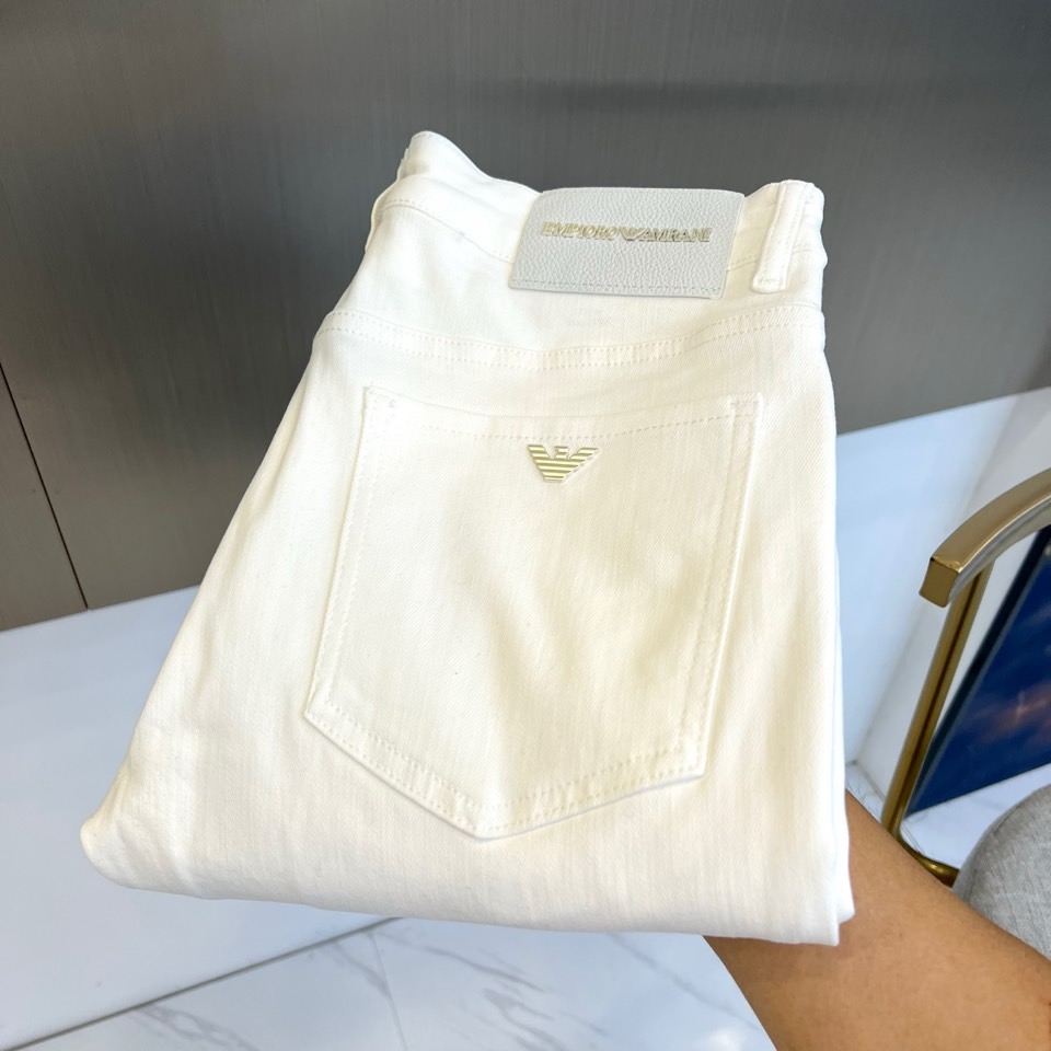 NO:462609,Armani, 2025 autumn and winter new men's five-pocket jeans (on sale first) The fabric contains Leica Lecca fiber, which moves with you, is loyal to the original shape, incorporates elastic fiber, pure green and pollution-free cotton, which feels comfortable and slightly elastic, and has no sense of restraint on the upper body. The overall solid color is simple and simple design, and only has the same color embroidery mark on the back pocket, which has strong brand elements. Classic jeans with five-pocket styles. The fabric thickness is moderate, comfortable and breathable, with a three-dimensional tailoring and a slightly slim fit. It is easy to wear and versatile, and is compatible with various outfit types!  28-38 (no 37), Armani,jeans,alexander wang19860909阿玛尼、2025秋冬新款男士五口袋牛仔裤,（抢先发售）面料含有莱卡莱卡纤维,随身而动,忠于原有衣形,融入弹力纤维,纯绿色无污染的棉花,手感舒适微微有弹力,上身没有束缚感,整体纯色简洁设计,只在后口袋处有同色系标志绣标,品牌元素极强.经典牛仔裤五口袋的款式 面料厚度是适中,舒适透气,立体剪裁整体略修身,基础好穿又百搭的一款牛仔裤装,兼容各种穿搭类型！28—38（无37）,,armani,jeans,alexander wang,Men's clothing