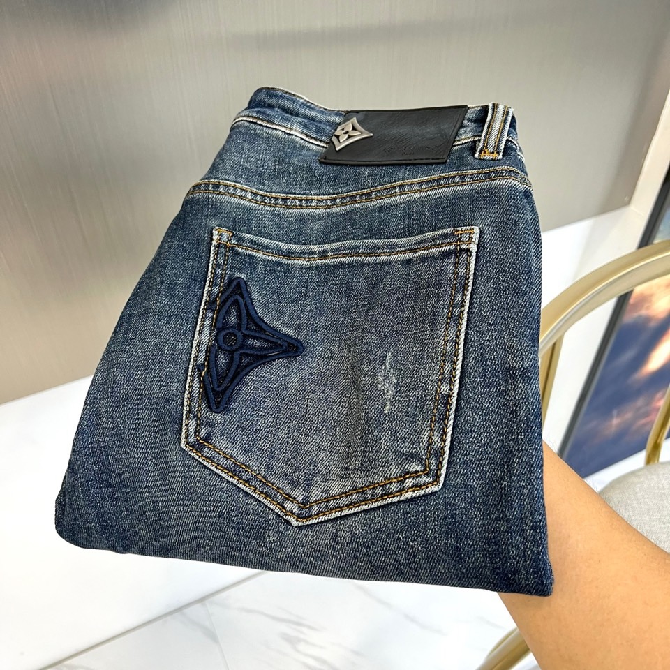 NO:468652,1v, 2025 autumn and winter new men's five-pocket jeans (on sale first) The fabric contains leica leica fiber, which moves with you, is loyal to the original shape, incorporates elastic fiber, pure green and pollution-free cotton, which feels comfortable and slightly elastic, and has no sense of restraint on the upper body. The overall solid color is simple and simple design, and only has the same color embroidery mark on the back pocket, which has strong brand elements. Classic jeans five-pocket style The thickness of the fabric is moderate, comfortable and breathable, with a three-dimensional tailoring and a slightly slim fit, a jean outfit with easy-to-wear and versatile style, compatible with various outfit types!  28-38 (no 37), jeans,alexander wang198609091v、2025秋冬新款男士五口袋牛仔裤,（抢先发售）面料含有莱卡莱卡纤维,随身而动,忠于原有衣形,融入弹力纤维,纯绿色无污染的棉花,手感舒适微微有弹力,上身没有束缚感,整体纯色简洁设计,只在后口袋处有同色系标志绣标,品牌元素极强.经典牛仔裤五口袋的款式 面料厚度是适中,舒适透气,立体剪裁整体略修身,基础好穿又百搭的一款牛仔裤装,兼容各种穿搭类型！28—38（无37）,,jeans,alexander wang,Men's clothing