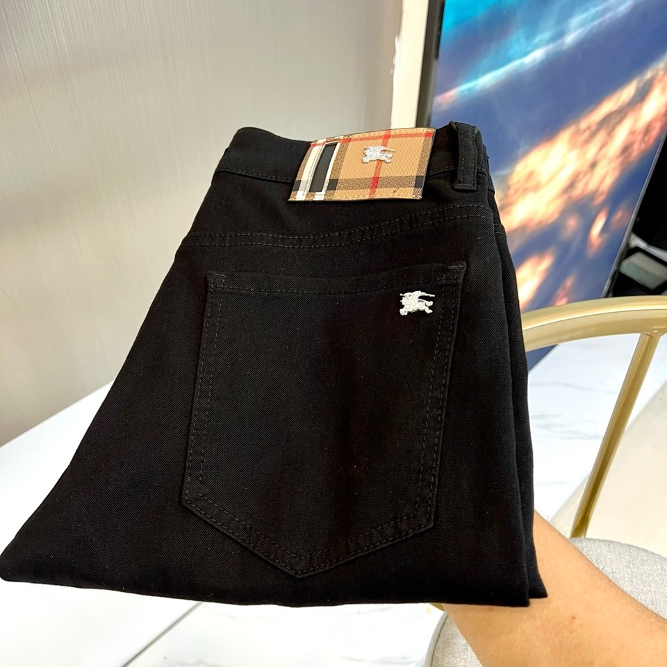 NO:468681,Burberry, 2025 early spring black cow casual jeans!  This jeans are made of garment-dyed elastic cotton gadardine, with a transparent black hollow silk fabric, smooth and soft, shiny and transparent, refreshing and comfortable. The waistband has brand metal accessories, which highlights the brand's exquisiteness and is highly recognizable. Comfortable elastic cotton five-pocket paired with trouser legs enhances the visual effect of the slender legs, which is in line with the neat silhouette of the brand City series. Even the arrangement and combination of basic models can inject freshness into daily life, which can almost everyone control it. 30-38 (no 37), burberry, burberry, jeans, alexander wang19860909Bur巴宝莉、2025早春黑牛休闲牛仔裤！这款牛仔裤采用成衣染色的弹力棉质华达呢制成,透芯黑空瓤丝面料,顺滑柔软,光泽品透,清爽舒适,后腰带有品牌金属配件,彰显品牌精致感,具有超高辨识度.舒适弹力棉质五口袋搭配扎裤脚,增强修长腿型的视觉效果,与品牌City系列利落廓形正相契合,即便是基本款的排列组合,也能为日常注入新鲜感,几乎所有人都能驾驭.30-38（无37）,,burberry,burberry,jeans,alexander wang,Men's clothing