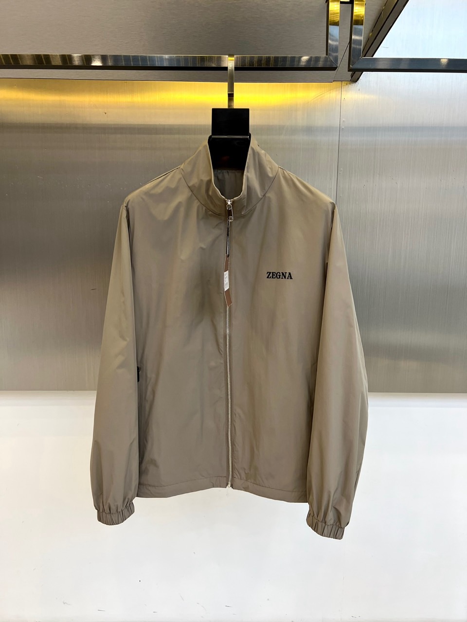 NO:462513,Jenia, early autumn new stand-up collar jacket. Men's Re-Nylon recycled nylon jacket, selected from technological innovation fabrics to meet customized silhouettes and craftsmanship, creating a clothing series that advocates contradictory and opposition. This jacket is made of functional exquisite details, made of Re-Nylon recycled nylon yarn. This yarn is made by purifying marine plastics, fishing nets and textile fiber recycling. Customer supplies classic enamel metal triangle badges, sealing and windproof, customer supplies nylon material, lightweight breathable windproof and waterproof, tibial styling, lightweight jacket, presenting a casual style. M-4XL (model 173, 143 catties upper body L size), zegna, jackets & coats, jackets & coats, alexander wang19860909杰尼亚、早秋新品立领款夹克外套.男士Re-Nylon 再生尼龙夹克外套,选用科技创新织物邂逅定制廓形与工艺,造就崇尚矛盾对立的服饰系列,.这款夹克饰以功能性的精致细节,选用Re-Nylon再生尼龙纱线打造.此纱线通过提纯海洋塑料、渔网和纺织纤维回收物而制成.客供经典珐琅金属三角标徽章标牌,收口防风一体,客供尼龙材质,轻便透气防风防水,版型胫骨有型,轻便的外套,呈现休闲版型.M-4XL（模特173,143斤上身L码）,,zegna,jackets & coats,jackets & coats,alexander wang,Men's clothing