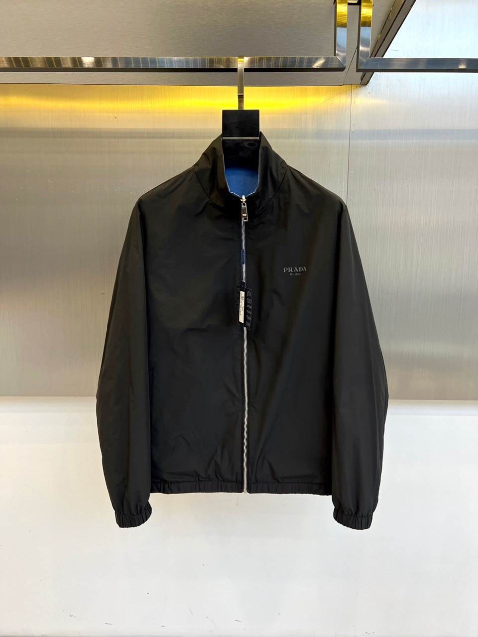 NO:462529,Prada, early autumn new stand-up collar double-sided jacket. Men's Re-Nylon recycled nylon jacket, selected from technological innovation fabrics to meet customized silhouettes and craftsmanship, creating a clothing series that advocates contradictory and opposition. This jacket is made of functional exquisite details, and is made of Re-Nylon recycled nylon yarn. This yarn is made by purifying marine plastics, fishing nets and textile fiber recycling. Customer supplies classic enamel metal triangle badges, sealing and windproof, customer supplies nylon material, lightweight breathable windproof and waterproof, tibial styling, lightweight jacket, presenting a casual style. M-4XL (model 173, 143 catties upper body L size),, prada, jackets & coats, jackets & coats, alexander wang19860909普拉达、早秋新品立领款双面款夹克外套.男士Re-Nylon 再生尼龙夹克外套,选用科技创新织物邂逅定制廓形与工艺,造就崇尚矛盾对立的服饰系列,.这款夹克饰以功能性的精致细节,选用Re-Nylon再生尼龙纱线打造.此纱线通过提纯海洋塑料、渔网和纺织纤维回收物而制成.客供经典珐琅金属三角标徽章标牌,收口防风一体,客供尼龙材质,轻便透气防风防水,版型胫骨有型,轻便的外套,呈现休闲版型.M-4XL（模特173,143斤上身L码）,,prada,jackets & coats,jackets & coats,alexander wang,Men's clothing