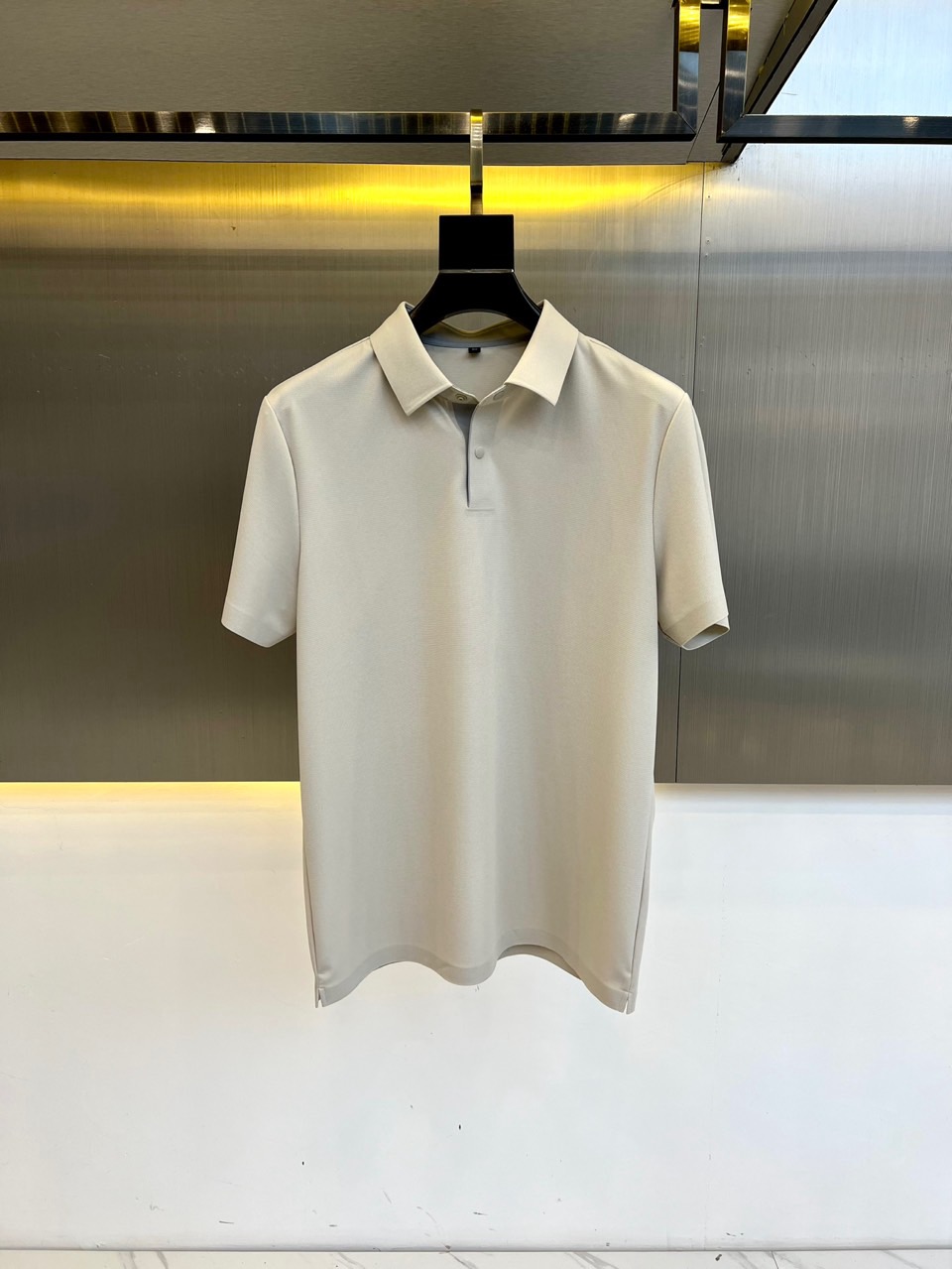 NO:462538,Zegna, new products for spring and summer!  Sports and casual classic lapel short-sleeved Polo shirt, quick-drying mesh fabric, unique design charm, very high-end, simple and not simple, new model of ready-to-wear!  The unique fabric is selected for the fabric, which feels smooth and soft, has texture, and has a strong sense of verticality. The upper body is smooth and not tight, and the sultry feeling caused by direct ultraviolet rays. The chest design logo pattern logo pressing design!  The style is harmonious and unified, with the ultimate craftsmanship level. The side is very unique and tailored, very flavorful, delicate and comfortable to wear, showing sports vitality and exquisite details. Classic perfect design, showing fashion vitality in daily leisure life. 48-56 (model 173, 143 catties upper body 50 sizes), zegna, T-shirt, alexander wang19860909Zegna杰尼亚、春夏新品！运动休闲经典翻领短袖Polo衫,速干网孔面料,独特设计魅力,非常高端,简约不简单,成衣新典范！面料精选独特面料,手感光滑柔软,有质感,有很强的垂直感,上身爽滑不紧绷,紫外线直射造成的闷热感,胸前设计标识图案logo压胶设计！风格和谐统一,极致工艺水平.侧面非常独特裁剪设计风格,非常有味道,精致细腻,好穿舒适,展现运动活力,细节考究.经典完美版型设计,日常休闲生活中展现时尚活力.48-56（模特173,143斤上身50码）,,zegna,T-shirt,alexander wang,Men's clothing