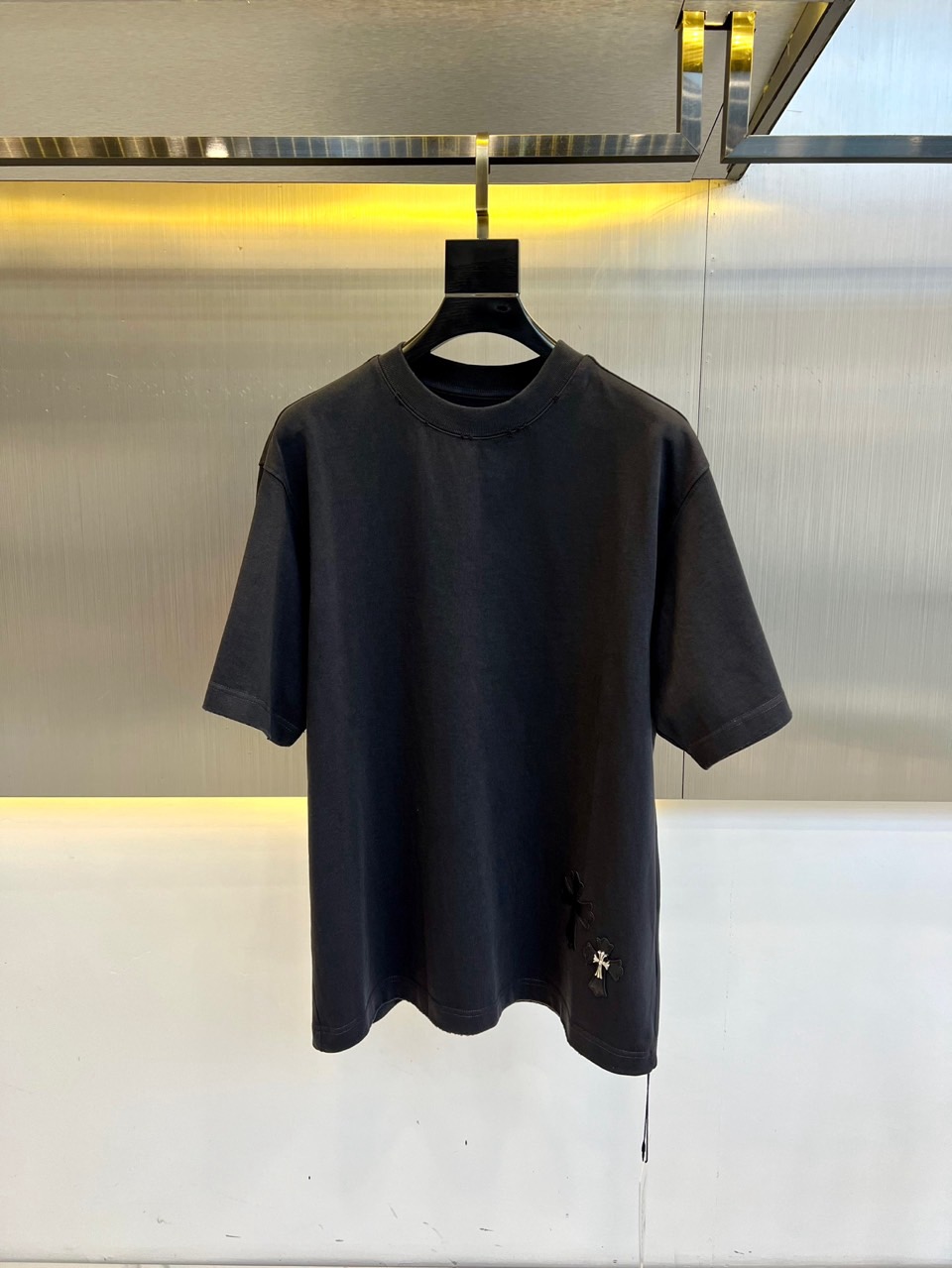 NO:462565,Ch Croxin, Cross Leather Short-sleeved T-shirt!  It uses high gram weight 280g island cotton fabric!  Advanced micro-dense instrument knitting production process!  Soft and breathable, delicate feel!  The three-dimensional leather cross is eye-catching and eye-catching. The round neck design is simple and elegant, and it can also modify the face shape. It is matched with the same color thread design, making it easy to put on and take off and not easily wrinkle!  It can be matched with couple outfits, and the street style is full of tops!  S-XL (model 173, 143 catties upper body M size), chrome hearts, T-shirt, tees, t-shirt, alexander wang19860909Ch克罗心、十字架贴皮款短袖t恤！采用高克重280g海岛棉面料！先进的微密型器械针织制作工艺！柔软透气,手感细腻！立体贴皮十字架醒目惹人眼目,圆领的设计简约大方,同时又可以修饰脸型,搭配了同色的螺纹设计,穿脱方便不易皱！可以搭配情侣装,上身满满的街头潮酷范儿！S-XL（模特173,143斤上身M码）,,chrome hearts,T-shirt,tees，t-shirt,alexander wang,Men's clothing