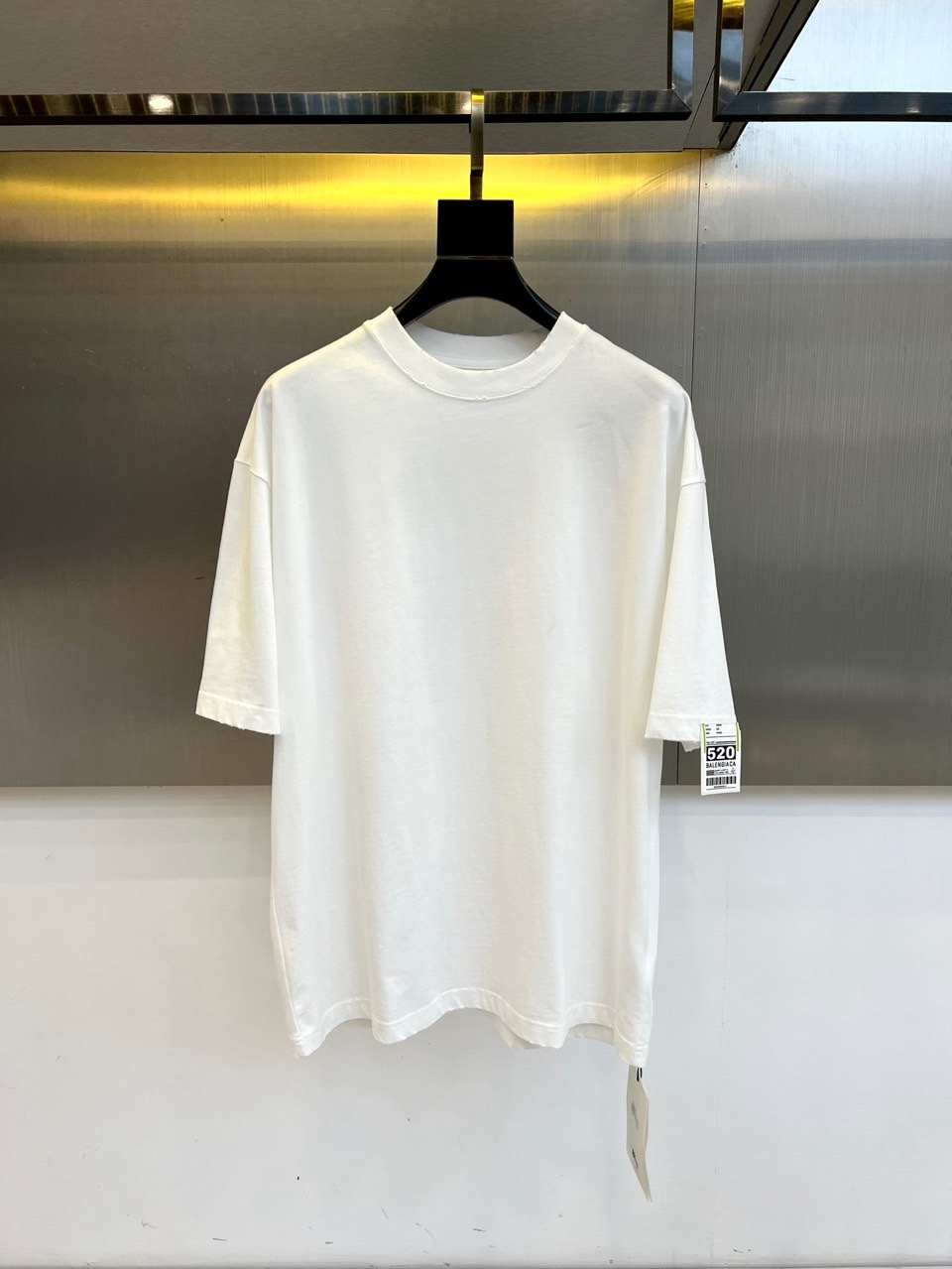 NO:462579,Balenciaga, 520 hits, short-sleeved T-shirts!  It uses high gram weight 280g island cotton fabric!  Advanced micro-dense instrument knitting production process!  Soft and breathable, delicate feel!  The 520 logo is eye-catching. The round neck design is simple and elegant, and it can also modify the face shape. It is matched with the thread design of the same color, making it easy to put on and take off and not easily wrinkle!  It can be matched with couple outfits, and the street style is full of tops!  S-XL (model 173, 143 catties upper body M size), balenciaga, T-shirt, tees, t-shirt, alexander wang19860909巴黎世家、520爆款、短袖t恤！采用高克重280g海岛棉面料！先进的微密型器械针织制作工艺！柔软透气,手感细腻！520标识醒目惹人眼目,圆领的设计简约大方,同时又可以修饰脸型,搭配了同色的螺纹设计,穿脱方便不易皱！可以搭配情侣装,上身满满的街头潮酷范儿！S-XL（模特173,143斤上身M码）,,balenciaga,T-shirt,tees，t-shirt,alexander wang,Men's clothing