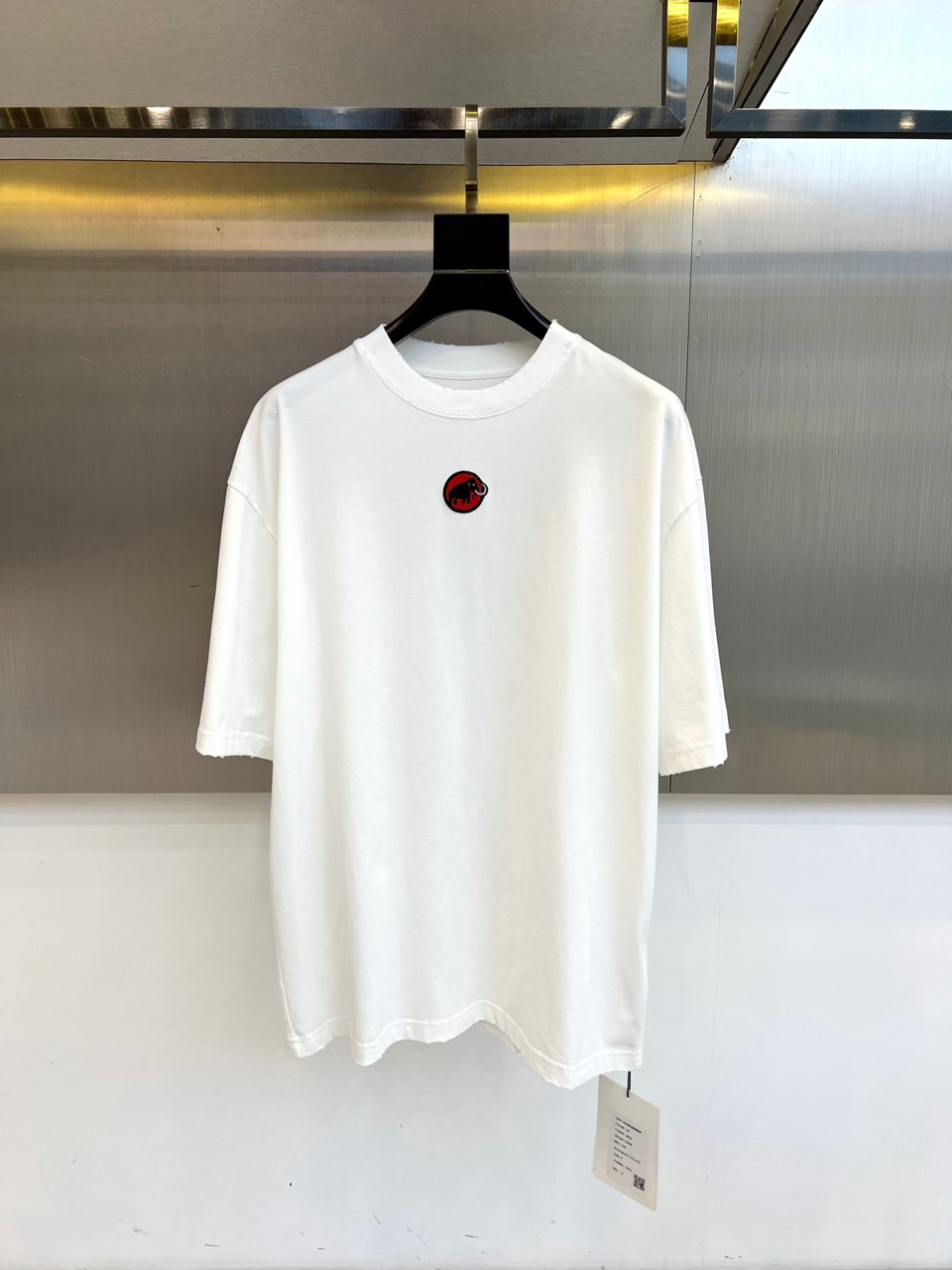 NO:462585,Mammoth, short-sleeved T-shirt!  It uses high gram weight 280g island cotton fabric!  Advanced micro-dense instrument knitting production process!  Soft and breathable, delicate feel!  The logo is eye-catching. The round neck design is simple and elegant, and it can also modify the face shape. It is matched with the thread design of the same color, making it easy to put on and take off and not easily wrinkle!  It can be matched with couple outfits, and the street style is full of tops!  S-XL (model 173, 143 catties upper body M size), T-shirt,tees,t-shirt,alexander wang19860909猛犸象、短袖t恤！采用高克重280g海岛棉面料！先进的微密型器械针织制作工艺！柔软透气,手感细腻！标识醒目惹人眼目,圆领的设计简约大方,同时又可以修饰脸型,搭配了同色的螺纹设计,穿脱方便不易皱！可以搭配情侣装,上身满满的街头潮酷范儿！S-XL（模特173,143斤上身M码）,,T-shirt,tees，t-shirt,alexander wang,Men's clothing