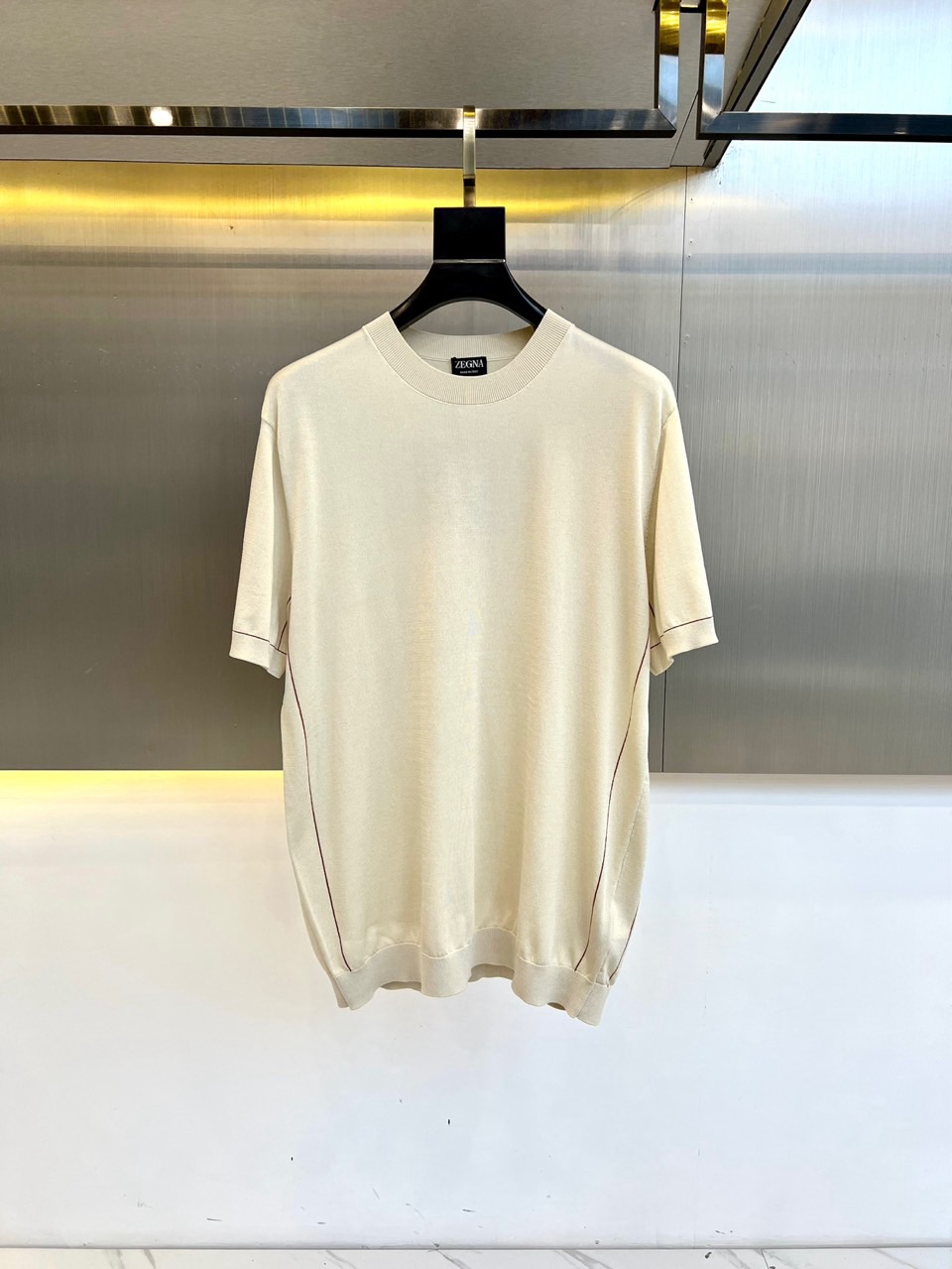 NO:466333,Zegna-25 new technology fiber blended knitted short-sleeved T-shirt, which is carefully woven with imported technology fiber blended yarns, ensuring that the clothes have the wear resistance and wrinkle resistance of polyester fibers, and the softness and breathability brought by the viscose fiber!  When your fingertips gently brushed across this T-shirt, the touch was as silky as silky and delicate, making people instantly intoxicated by this indescribable comfort!  It is skin-friendly and keeps warm, and even in the cooler season, it can give the wearer a perfect warm hug without feeling any sultry or restraint!  The elasticity of the feature allows it to fit the body while giving the wearer a space for free to move, and it can be easily controlled whether it is daily leisure or light exercise!  The straight-tube style and classic and fashionable tailoring make the upper body look simple and stylish, easily showing the wearer's unique temperament and taste!  48-56 (model 173, 143 catties upper body 50 sizes), zegna, T-shirt, tees, t-shirt, alexander wang19860909Zegna杰尼亚- 25新款科技纤维混纺针织短袖T恤,该T恤采用的是客供进口科技纤维混纺纱线精心织造而成,确保了衣物既拥有聚酯纤维的耐磨抗皱特性,又不失粘纤带来的柔软与透气性！当指尖轻轻拂过这件T恤,那种触感仿佛丝绸般丝滑细腻,让人瞬间沉醉于这份难以言喻的舒适之中！它亲肤保暖,即便是在微凉的季节里,也能给予穿着者恰到好处的温暖拥抱,而不会感到丝毫的闷热或束缚！弹力十足的特性,更是让它在贴合身形的同时,赋予了穿着者自由活动的空间,无论是日常休闲还是轻度运动,都能轻松驾驭！直筒版型与经典不失时尚感的剪裁,使得上身效果简约有型,轻松展现出穿着者的独特气质与品味！48-56（模特173,143斤上身50码）,,zegna,T-shirt,tees，t-shirt,alexander wang,Men's clothing