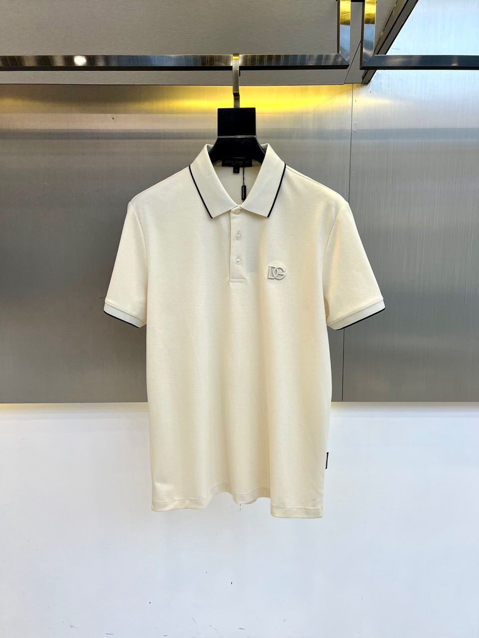 NO:466342,DG and s classic iconic logo embellishment elements, classic fashion lapel, Polo shirt short sleeves, trading company channel orders, simple and elegant, fashionable and versatile, and the quality is even more unstriking!  Use imported custom-woven pure cotton bead mesh fabric, which is soft, straight, stylish, breathable and comfortable. The upper body has a good drooping feeling and is not easy to deform! It is even less likely to fade! A clean and refreshing basic POLO shirt style, a small and crisp pointed collar, stylish and fashionable, perfectly combining casual and business!  Fashionable and versatile!  M-4XL (model 173, 143 catties upper body L size), T-shirt, alexander wang19860909DG、s经典标志性Logo点缀元素 经典时尚翻领 Polo衫短袖 ,贸易公司渠道订单,简约大气,时尚百搭,品相更是无法挑剔！选用客供进口定织纯棉珠地网眼面料,柔软挺阔有型、透气舒适.上身垂感好,不易变形!更不易褪色!干净清爽的基础 POLO衫版型,小巧而挺括的尖领有型又时尚,休闲与商务完美结合！时尚百搭！M-4XL（模特173,143斤上身L码）,,T-shirt,alexander wang,Men's clothing