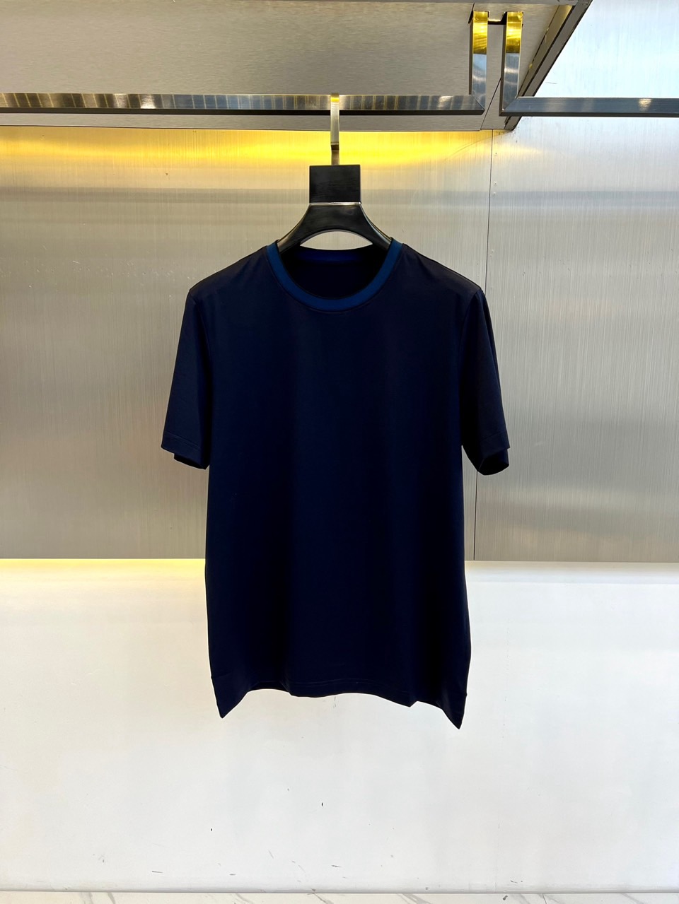 NO:466350,Prad, the latest men's round neck contrasting thread short-sleeved T-shirt for spring and summer, casual tailoring cotton sweatshirt, simple and generous, paired with classic contrasting thread stripes, exquisite and exquisite, full and stylish, strongly highlighting the brand's personality and culture, improving the overall style and taste, with a strong texture and high brand identity. Simple and versatile style, not picky for people to wear, never out of time, the matching index is very high, single or base wear is a good choice, imported customer-supplied fabric double-stranded combed horse cotton, with delicate and soft texture, elasticity, comfortable and breathable, and long-lasting wear without fading and no deformation. 48-56 (model 173, 143 catties upper body 50 sizes),, prada, prada, T-shirt,tees, t-shirt,alexander wang19860909Prad普拉、春夏最新男士圆领撞色螺纹短袖T恤衫,休闲剪裁棉质运动衫,简单大方,搭配经典的撞色螺纹条纹,精致考究,饱满有型,强烈地凸显出品牌的个性与文化,提升了整体的格调与品位,质感极强,品牌标识度高.简约百搭款,不挑人穿,永不过时,搭配指数非常高,单穿或者打底穿都是不错的选择,进口客供面料双股精梳匹马棉,质感细腻柔软,有弹性,穿着舒适透气凉爽,且久穿久洗不褪色不变形.48-56（模特173,143斤上身50码）,,prada,prada,T-shirt,tees，t-shirt,alexander wang,Men's clothing