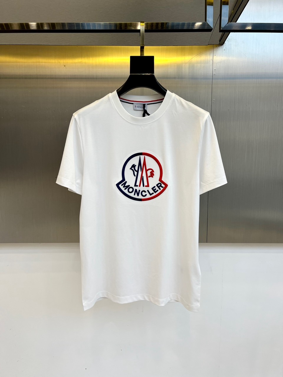 NO:466357,The new round neck short-sleeved T-shirt for men in the covers and spring and summer. The imported fixed fabric is pure cotton, the fabric feels silky and soft, and it is breathable and skin-friendly. It is extremely comfortable to wear and has a high overall texture!  The iconic logo on the body and chest is complete with three standards and carefully crafted. It is simple, fashionable and classic, and it is eye-catching, with great recognition and class!  The regular casual style cutting design makes it easy to make you look slim and taller!  48-56 Model 173, 143 catties upper body 50 sizes), Moncler, T-shirt, tees, t-shirt, alexander wang19860909蒙口、春夏男士新款圆领短袖T恤.进口定织面料纯棉、面料手感丝滑柔软,透气亲肤性极佳,着身无比的舒适,整体质感相当之高！衣身胸前标志性Logo,三标齐全、重工艺精心打造,简约时尚经典让人眼前一亮,极具辨识度与档次感！常规的休闲版型裁剪设计,轻松凹出显瘦显高身型！48-56模特173,143斤上身50码）,,Moncler,T-shirt,tees，t-shirt,alexander wang,Men's clothing