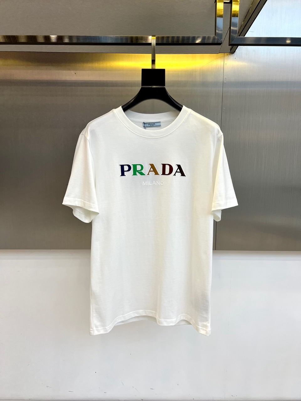 NO:466364,Prada and spring and summer men's new round neck short-sleeved T-shirts. Imported fixed fabric is pure cotton, the fabric feels silky and soft, breathable and skin-friendly, and it is extremely comfortable to wear, and the overall texture is quite high!  The iconic logo on the body and chest is complete with three standards and carefully crafted. It is simple, fashionable and classic, and it is eye-catching, with great recognition and class!  The regular casual style cutting design makes it easy to make you look slim and taller!  S-2XL (model 173, 143 catties upper body M size), prada, T-shirt, tees, t-shirt, alexander wang19860909普拉达、春夏男士新款圆领短袖T恤.进口定织面料纯棉、面料手感丝滑柔软,透气亲肤性极佳,着身无比的舒适,整体质感相当之高！衣身胸前标志性Logo,三标齐全、重工艺精心打造,简约时尚经典让人眼前一亮,极具辨识度与档次感！常规的休闲版型裁剪设计,轻松凹出显瘦显高身型！S-2XL（模特173,143斤上身M码）,,prada,T-shirt,tees，t-shirt,alexander wang,Men's clothing