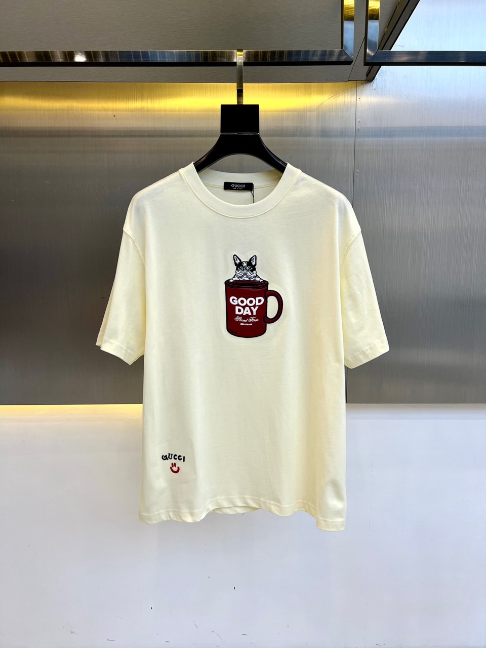 NO:466372,Gucci, a new LOGO round neck short-sleeved T-shirt for men for spring and summer. Imported fixed-woven fabric, pure cotton and fabric feel silky and soft, breathable and skin-friendly, extremely comfortable to wear, and the overall texture is quite high!  The iconic logo on the body and chest is carefully crafted and craftsmanship. It is simple, fashionable and classic, and it is very recognizable and classy!  The regular casual style cutting design makes it easy to make you look slim and taller!  M-4XL (model 173, 143 catties upper body L size), gucci, T-shirt, tees, t-shirt, alexander wang19860909Gucci、春夏男士新款LOGO圆领短袖T恤.进口定织面料,纯棉、面料手感丝滑柔软,透气亲肤性极佳,着身无比的舒适,整体质感相当之高！衣身胸前标志性Logo,重工艺精心打造,简约时尚经典让人眼前一亮,极具辨识度与档次感！常规的休闲版型裁剪设计,轻松凹出显瘦显高身型！M-4XL（模特173,143斤上身L码）,,gucci,T-shirt,tees，t-shirt,alexander wang,Men's clothing