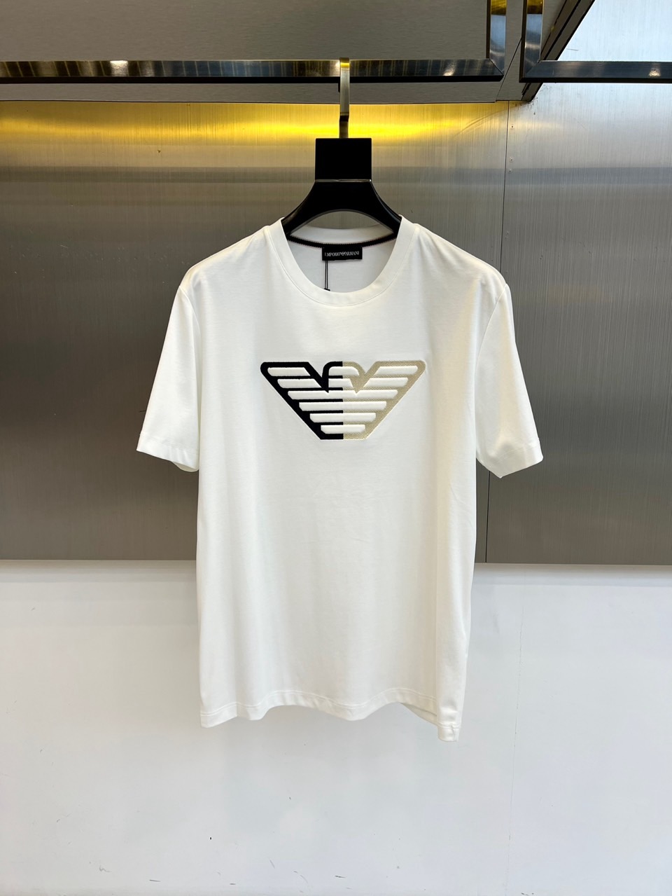 NO:466378,Armani and summer men's round neck, fashionable three-dimensional letter casual European cotton short-sleeved T-shirt, selected customers to use imported 95 pure cotton material and blended with 5 spandex, which is softer, more textured, with high-density rib splicing on the neck, and the same cylinder is dyed to ensure no color difference. The whole T-shirt fabric is comfortable and skin-friendly, and the upper body is refreshing, breathable and not stuffy, and the quality is absolutely invincible. The logo is made of imported environmentally friendly paste and multi-layer printing technology. The color texture and uniformity of the pattern are perfect and cannot be picked, which is quite fashionable and brand recognition!  The exquisite basic style cutting makes the upper body more upright and stylish!  M-4XL (model 173, 143 catties upper body L size), Armani, T-shirt, tees, t-shirt, alexander wang19860909阿玛尼、夏季男士圆领时尚立体字母休闲欧棉短袖T恤,甄选客供进口95纯棉材质添加5氨纶混纺制成,更柔软、更加有质感、领口高密罗纹拼接,同缸定染保证无色差,整件T恤面料舒适亲肤程度绝对超乎你的想象,上身清爽透气不闷热,品相绝对堪称无敌.Logo采用进口环保浆料及多层印刷工艺打造,图案的色泽质感与均匀程度均完美到无法去挑剔,相当具有时髦感与品牌辨识度！精湛无比的基础版型裁剪,使得上身更加立挺有型！M-4XL（模特173,143斤上身L码）,,armani,T-shirt,tees，t-shirt,alexander wang,Men's clothing