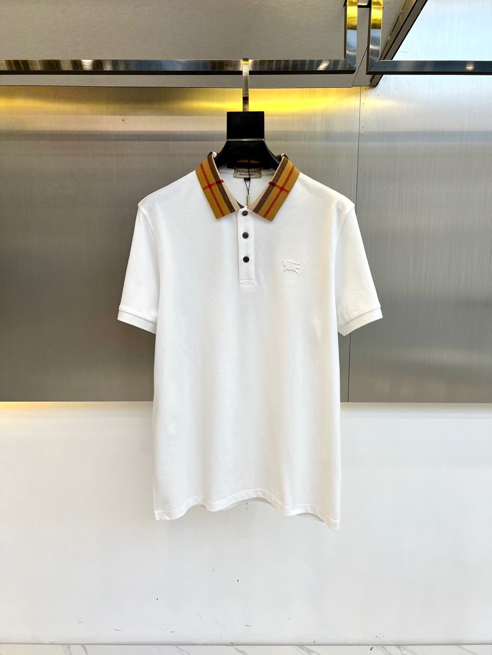 NO:466382,Bur Bao and new spring and summer products are available for business casual short-sleeved Polo shirts, embroidered logo series. This model is top-grade bead mercerated cotton fabric, with breathable and comfortable design elements very beautiful. The brand logo is seductive and embroidered, and the best polo of the year is equipped with high-end bead mercerated material to ensure amazing comfort and breathability, but also ensure a good style and natural drooping. The details in each part are quite exquisite and not vulgar, and the upper body is atmospheric and simple and not vulgar. Fashionable and versatile single product!  M-4XL (model 173, 143 catties upper body L size), burberry, burberry, T-shirt, alexander wang19860909Bur巴宝、春夏新品发售商务休闲短袖Polo衫,刺绣logo系列,此款为顶级珠地丝光棉面料,透气舒适设计元素非常好看,品牌标识精工刺绣,年度最佳polo 配置了高端的珠地丝光材质打造,保证了惊人的舒适性跟透气性以外,更是保证了良好的版型跟自然的垂感,每一处的细节都是相当的精致跟不俗,上身大气简约又不俗气.时尚百搭单品！M-4XL（模特173,143斤上身L码）,,burberry,burberry,T-shirt,alexander wang,Men's clothing