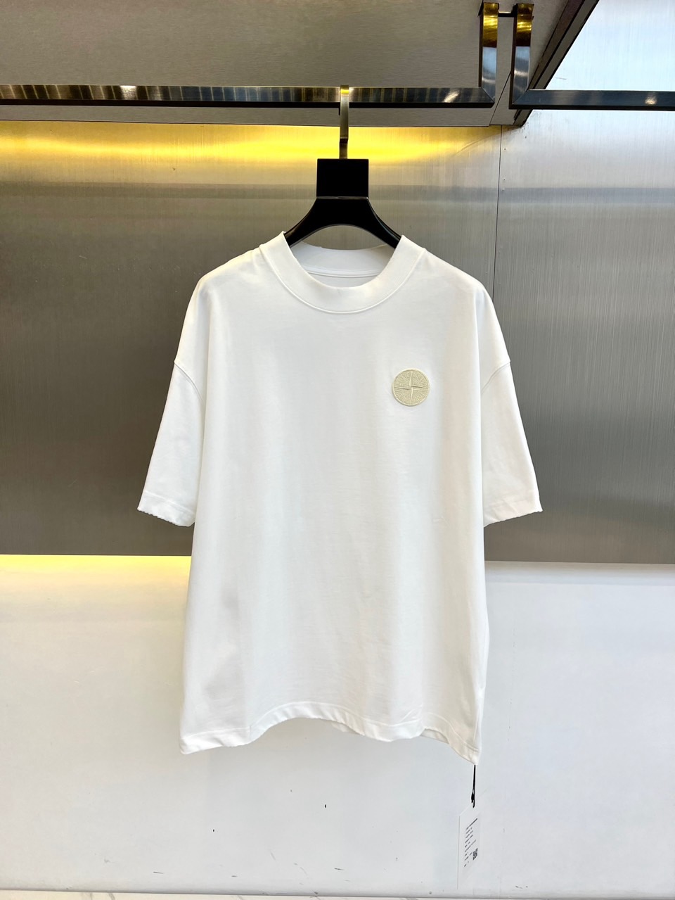 NO:466389,Stone Island, new spring and summer men's casual round neck short-sleeved T-shirt, 220g pure cotton fabric, simple and atmospheric style, selected high-quality pure cotton, the fabric is dense and tight, and it is not easy to deform after wearing for a long time. It is slightly elastic, soft and textured, and has excellent comfort and breathability on the upper body!  The exquisitely embroidered logo on the chest!  Urban simple and fashionable casual classic round neck style, not picky about age and figure, strong inclusiveness, easy to control the upper body. S-XL (model 173, 143 catties upper body M size), T-shirt,tees, t-shirt,alexander wang19860909Stone Island石头岛、春夏新品男士休闲圆领短袖T恤 ,220g纯棉面料,简单大气的款式,甄选优质纯棉,面料密度紧实久穿不易变形,微弹力柔软有质感,上身舒适性与透气性绝佳！的胸前精美贴布绣Logo标识！都市简约又时尚的休闲经典圆领版型,不挑年龄身材,包容性很强,上身轻松驾驭.S-XL（模特173,143斤上身M码）,,T-shirt,tees，t-shirt,alexander wang,Men's clothing