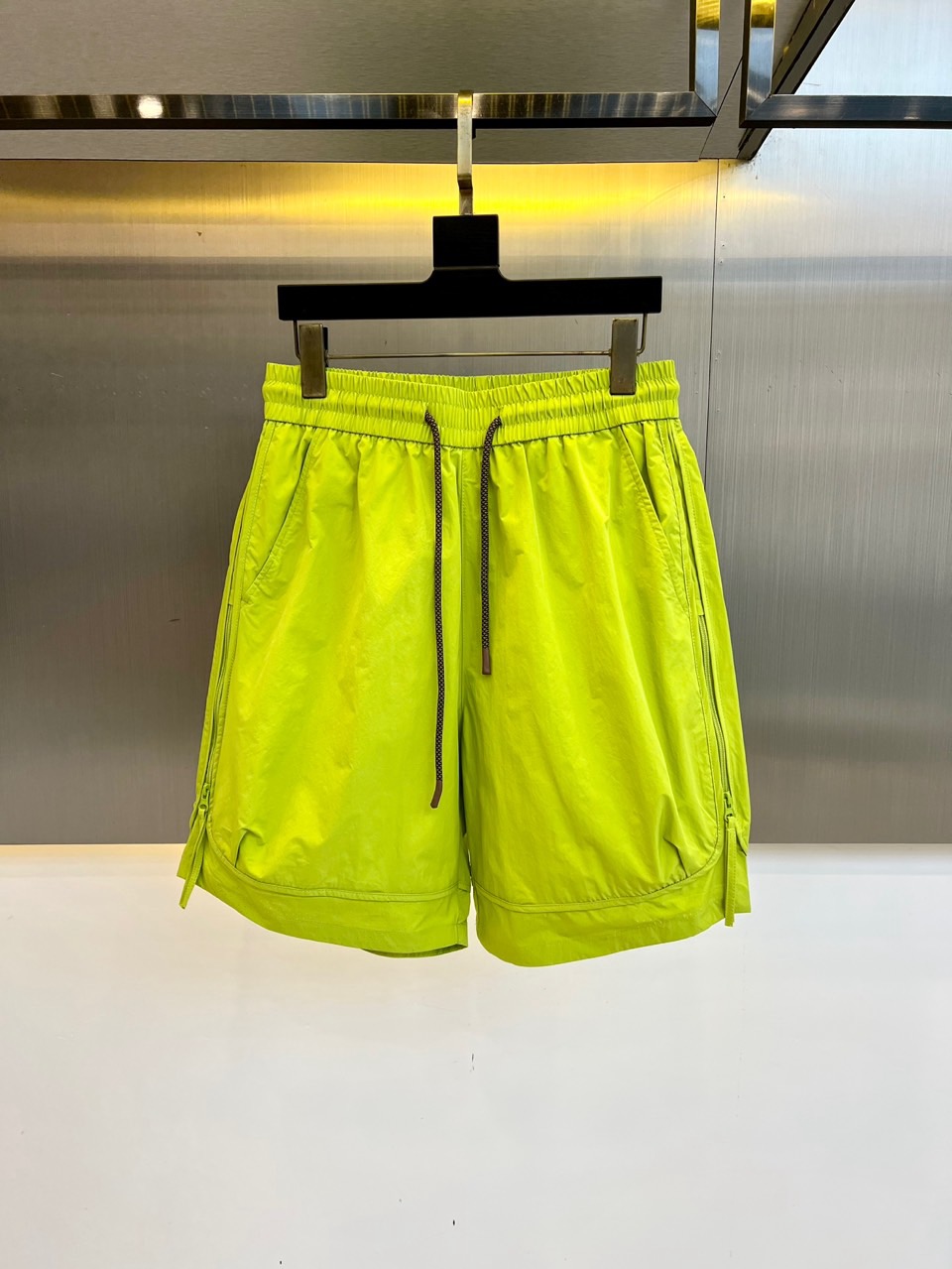 NO:466405,Majila, (high-end shorts) ss summer new product is available, classic logo logo designs fashionable casual sports pinch pants/shorts!  The imported high-density knitted pure cotton material is smooth and simple, skin-friendly and refreshing. The softness and comfort of the fabric are impeccable, with high recognition, and there will be no mistakes in the upper body. The matching performance is undoubtedly the waist design, elastic elastic waist circumference modification!  Each piece of high-end craftsmanship determines success or failure!  Very good quality and a fashionable item!  M-3XL (please report height, weight, waist circumference to place an order),,masion margiela,shorts,alexander wang19860909马吉拉、（高端短裤） ss夏季新品发售,经典logo标识时尚休闲运动五分裤/短裤！甄选客供进口高密针织纯棉材质,平整简约,亲肤透爽.面料的柔软性舒适性也都是无可挑剔的,辨识度高,上身绝对不会出错,搭配性能更是毫无疑问,腰身设计松紧弹力腰围修饰！高端工艺每件决定成败！ 品质质感非常不错一款时尚单品！M-3XL（下单请报身高体重腰围）,,masion margiela,shorts,alexander wang,Men's clothing