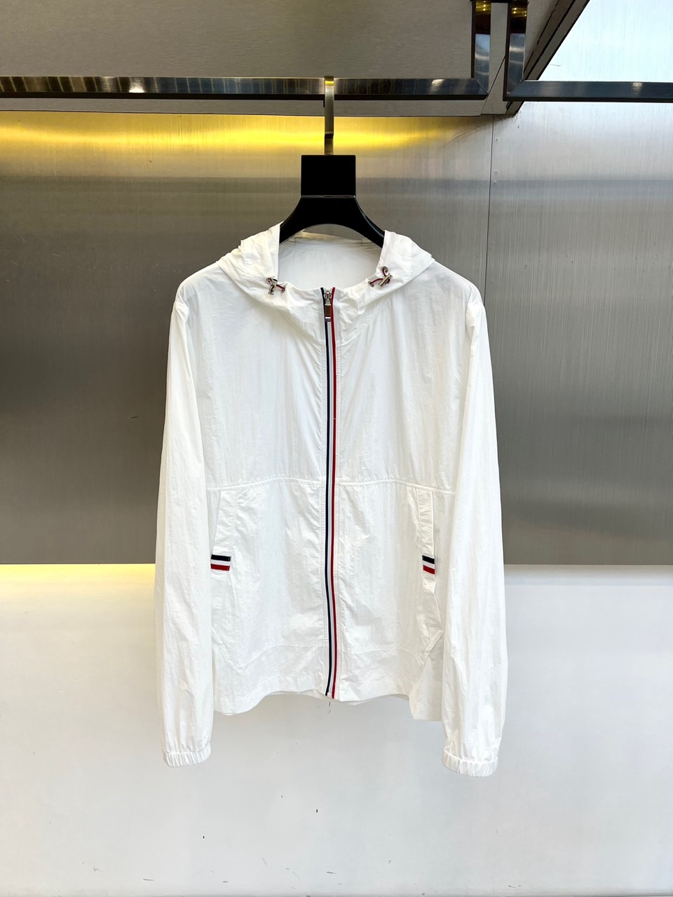 NO:466343,TB, men's hooded casual jacket, spring and summer thin jacket, sun protection clothes. Sun protection performance UPF20+, super water-repellent performance, can reach level 4 after washing, absorb sweat and remove moisture, keep the body dry, light, thin and stylish at all times, soft, elastic and smooth, spliced ​​decorative fabric nylon + 15 elastic pull-up frame, making the fabric wear-resistant and elastic, and the ready-to-wear has a strong sense of muscles and bones!  Excellent choice for casual outdoors. 48-56 (please report height and weight by placing an order), Jackets & coats, Jackets & coats, Hats, Alexander wang19860909TB、男士连帽休闲夹克春夏装薄款外套防晒衣.防晒性能UPF20+,超强防泼水性能,洗后可达4级,吸汗排湿,让身体时刻保持干爽轻薄有型,软弹爽滑,拼接装饰面料尼龙+15弹力拉架,让织物耐磨耐穿富有弹性,成衣有很强的筋骨感！休闲户外绝佳选择.48-56（下单请报身高体重）,,jackets & coats,jackets & coats,hats,alexander wang,Men's clothing