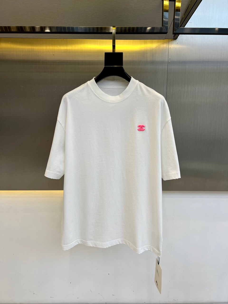 NO:466366,Chanel, new spring and summer products for men's casual round neck short-sleeved T-shirts, 220g pure cotton fabric, simple and atmospheric style, selected high-quality pure cotton, the fabric is dense and tight, and it is not easy to deform after wearing it. It is slightly elastic, soft and textured, and has excellent comfort and breathability on the upper body!  The exquisite logo on the chest!  Urban simple and fashionable casual classic round neck style, not picky about age and figure, strong inclusiveness, easy to control the upper body. S-M-L-XL (model 173, 143 catties upper body M size), chanel, T-shirt, tees, t-shirt, alexander wang19860909香奈儿、春夏新品男士休闲圆领短袖T恤 ,220g纯棉面料,简单大气的款式,甄选优质纯棉,面料密度紧实久穿不易变形,微弹力柔软有质感,上身舒适性与透气性绝佳！的胸前精美Logo标识！都市简约又时尚的休闲经典圆领版型,不挑年龄身材,包容性很强,上身轻松驾驭.S-M-L-XL（模特173,143斤上身M码）,,chanel,T-shirt,tees，t-shirt,alexander wang,Men's clothing