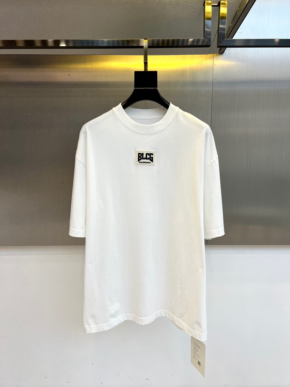 NO:466373,Balenciaga, short-sleeved T-shirt!  It uses high gram weight 280g island cotton fabric!  Advanced micro-dense instrument knitting production process!  Soft and breathable, delicate feel!  The logo is eye-catching and eye-catching. The round neck design is simple and elegant, and it can also modify the face shape. It is matched with the thread design of the same color, making it easy to put on and take off and not easily wrinkle!  It can be matched with couple outfits, and the street style is full of tops!  S-XL (model 173, 143 catties upper body M size), balenciaga, T-shirt, tees, t-shirt, alexander wang19860909巴黎世家、短袖t恤！采用高克重280g海岛棉面料！先进的微密型器械针织制作工艺！柔软透气,手感细腻！标识醒目惹人眼目,圆领的设计简约大方,同时又可以修饰脸型,搭配了同色的螺纹设计,穿脱方便不易皱！可以搭配情侣装,上身满满的街头潮酷范儿！S-XL（模特173,143斤上身M码）,,balenciaga,T-shirt,tees，t-shirt,alexander wang,Men's clothing