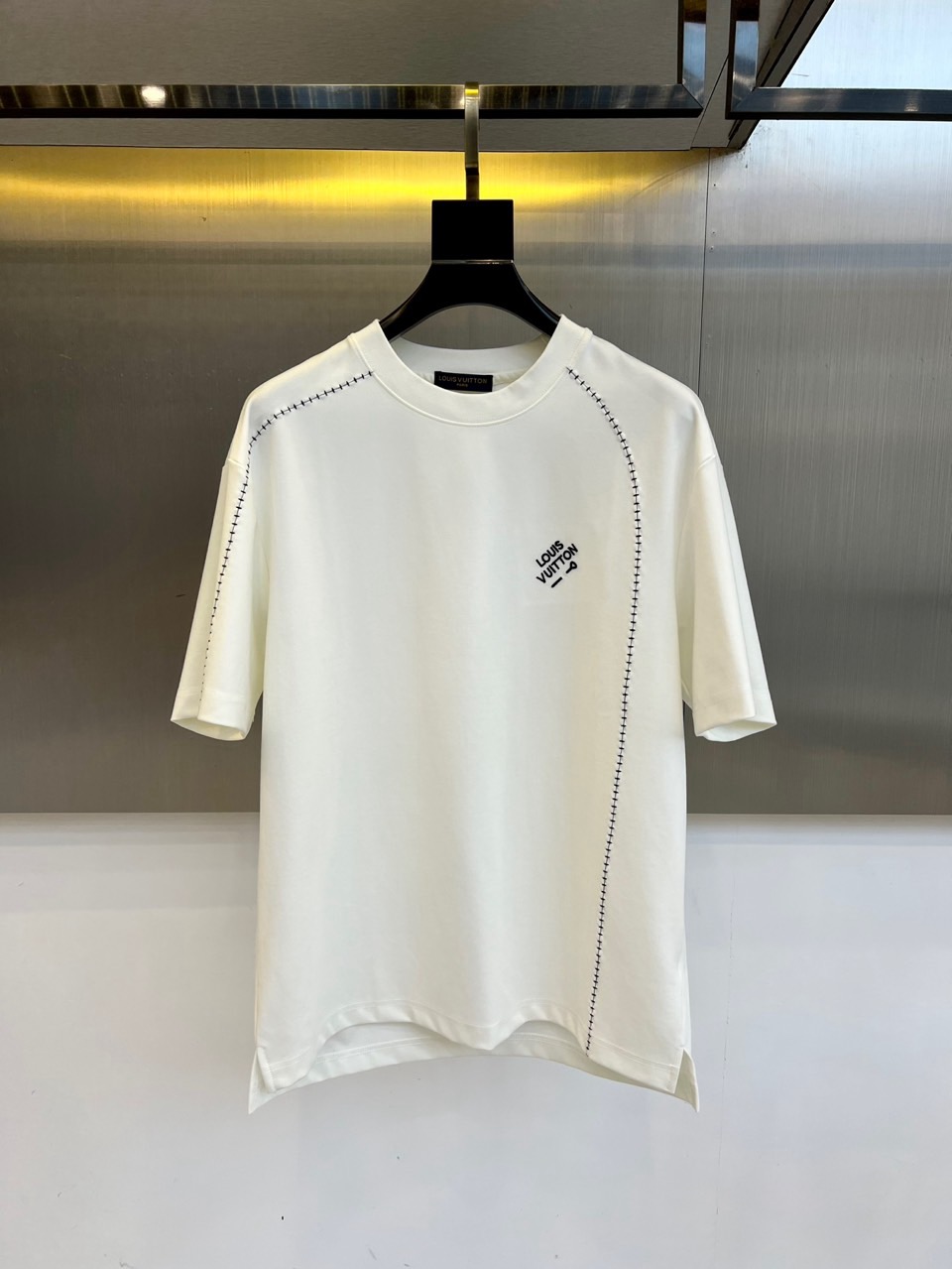 NO:466379,1v. Summer men's round neck, fashionable three-dimensional letter casual European cotton short-sleeved T-shirt, selected for customers to use imported pure cotton material, high-density rib splicing on the neck, and the same cylinder is dyed to ensure no color difference. The whole T-shirt fabric is comfortable and skin-friendly, absolutely beyond your imagination, the upper body is refreshing, breathable and not stuffy, and the quality is absolutely invincible. The logo is made of imported environmentally friendly paste and multi-layer printing technology. The color texture and uniformity of the pattern are perfect and cannot be picked. It is quite fashionable and brand recognition!  The exquisite basic style cutting makes the upper body more upright and stylish!  48-56 (model 173, 143 catties upper body 50 sizes), T-shirt,tees, t-shirt,alexander wang198609091v、夏季男士圆领时尚立体字母休闲欧棉短袖T恤,甄选客供进口纯棉材质制成,领口高密罗纹拼接,同缸定染保证无色差,整件T恤面料舒适亲肤程度绝对超乎你的想象,上身清爽透气不闷热,品相绝对堪称无敌.Logo采用进口环保浆料及多层印刷工艺打造,图案的色泽质感与均匀程度均完美到无法去挑剔,相当具有时髦感与品牌辨识度！精湛无比的基础版型裁剪,使得上身更加立挺有型！48-56（模特173,143斤上身50码）,,T-shirt,tees，t-shirt,alexander wang,Men's clothing