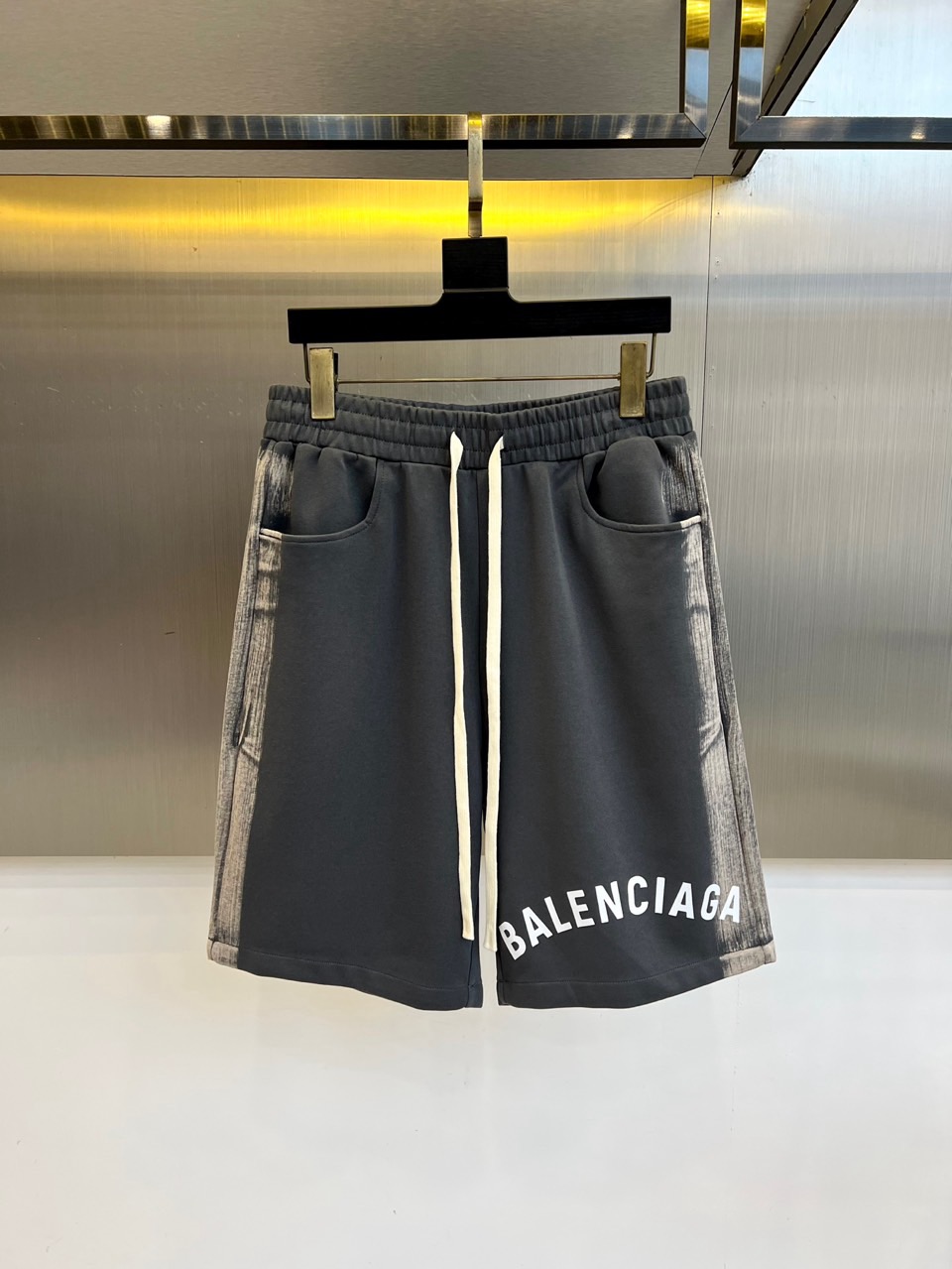 NO:476397,Balenciaga, 25s new summer casual shorts!  Drawstring style. Simple and high-end. Custom-made Egyptian cotton fabric with imported high-density cotton, light and breathable. Full of comfort. Classic original logo, full of texture. Strong sense of high-end!  The overall vision is simple but not monotonous. It is full of high-end feeling!  The three-dimensional cutting craftsmanship is not picky!  S-2XL (please report waist size by order), balenciaga, shorts, alexander wang19860909巴黎世家、25s新款夏季休闲短裤！抽绳款.简单高级.进口高密棉订制埃及棉面料,手感轻薄透气.舒适感满满.经典原版logo、质感满满.高级感强！整体视觉简单而不单调.满满高级感！立体裁剪工艺版型不挑人！S-2XL（下单请报腰围尺寸）,,balenciaga,shorts,alexander wang,Men's clothing