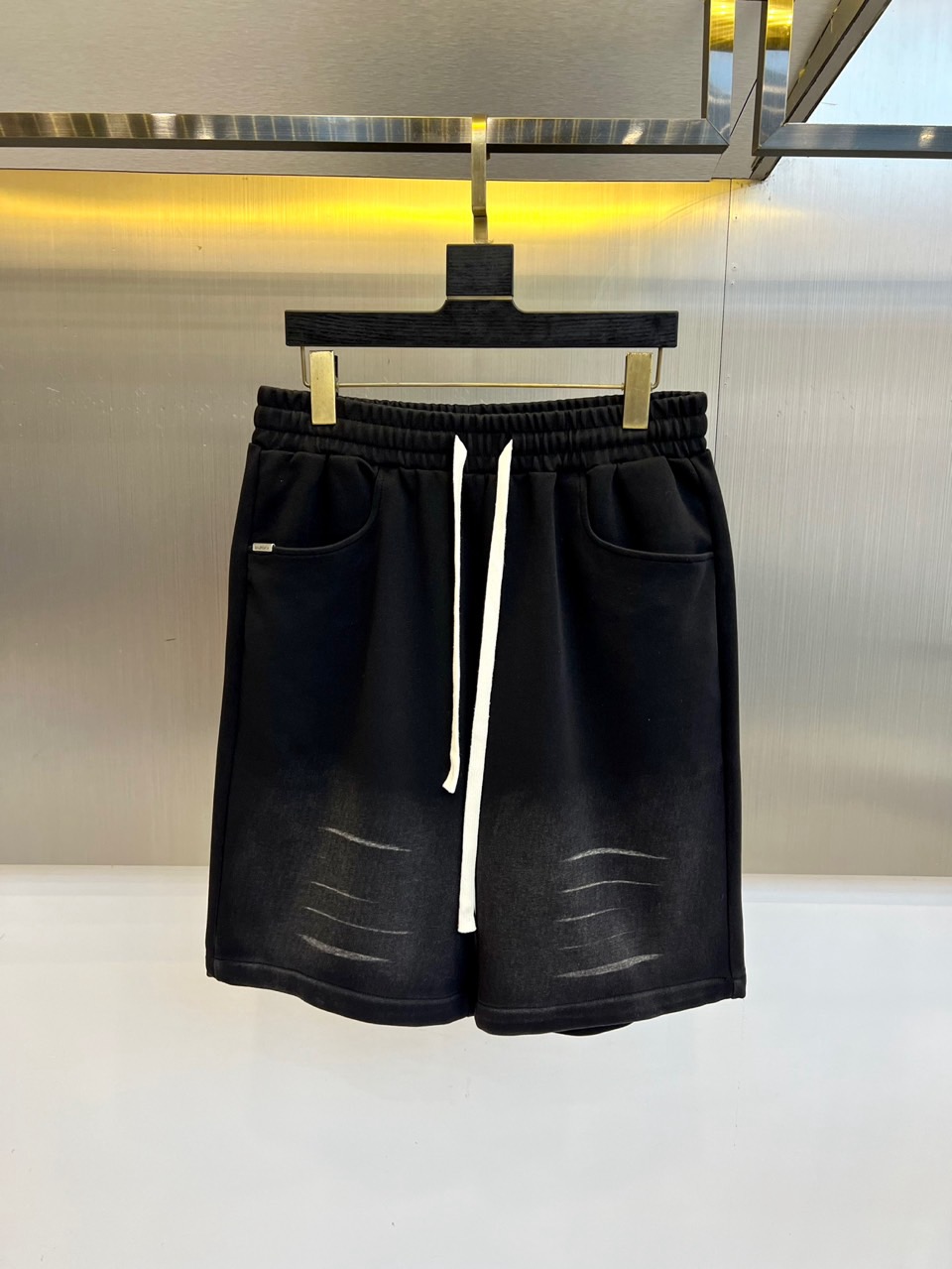 NO:469371,Balenciaga, 25s new summer casual shorts!  Drawstring style. Simple and high-end. Custom-made Egyptian cotton fabric with imported high-density cotton, light and breathable. Full of comfort. Classic original logo, full of texture. Strong sense of high-end!  The overall vision is simple but not monotonous. It is full of high-end feeling!  The three-dimensional cutting craftsmanship is not picky!  S-2XL (please report waist size by order), balenciaga, shorts, alexander wang19860909巴黎世家、25s新款夏季休闲短裤！抽绳款.简单高级.进口高密棉订制埃及棉面料,手感轻薄透气.舒适感满满.经典原版logo、质感满满.高级感强！整体视觉简单而不单调.满满高级感！立体裁剪工艺版型不挑人！S-2XL（下单请报腰围尺寸）,,balenciaga,shorts,alexander wang,Men's clothing