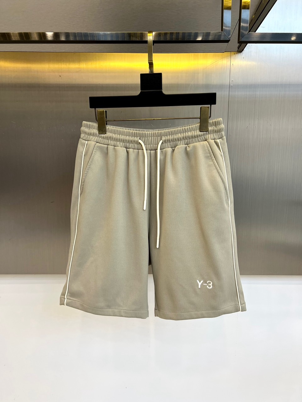 NO:476389,Y-3, 25s new summer casual shorts!  Drawstring style. Simple and high-end. Custom-made Egyptian cotton fabric with imported high-density cotton, light and breathable. Full of comfort. Classic original logo, full of texture. Strong sense of high-end!  The overall vision is simple but not monotonous. It is full of high-end feeling!  The three-dimensional cutting craftsmanship is not picky!  S-2XL (please report waist size by ordering), shorts, alexander wang19860909Y-3、25s新款夏季休闲短裤！抽绳款.简单高级.进口高密棉订制埃及棉面料,手感轻薄透气.舒适感满满.经典原版logo、质感满满.高级感强！整体视觉简单而不单调.满满高级感！立体裁剪工艺版型不挑人！S-2XL（下单请报腰围尺寸）,,shorts,alexander wang,Men's clothing