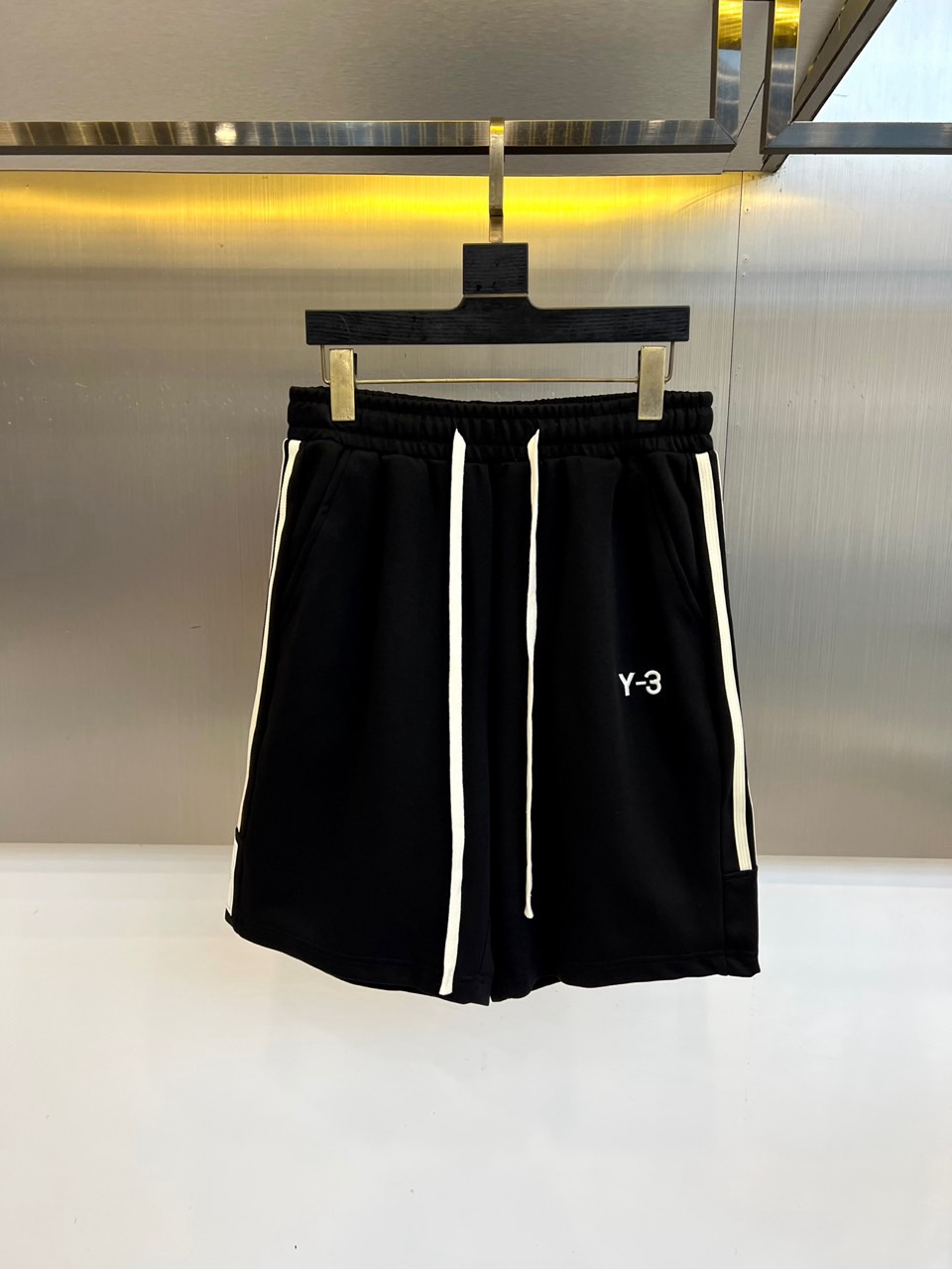 NO:469377,Y-3, 25s new summer casual shorts!  Drawstring style. Simple and high-end. Custom-made Egyptian cotton fabric with imported high-density cotton, light and breathable. Full of comfort. Classic original logo, full of texture. Strong sense of high-end!  The overall vision is simple but not monotonous. It is full of high-end feeling!  The three-dimensional cutting craftsmanship is not picky!  S-2XL (please report waist size by ordering), shorts, alexander wang19860909Y-3、25s新款夏季休闲短裤！抽绳款.简单高级.进口高密棉订制埃及棉面料,手感轻薄透气.舒适感满满.经典原版logo、质感满满.高级感强！整体视觉简单而不单调.满满高级感！立体裁剪工艺版型不挑人！S-2XL（下单请报腰围尺寸）,,shorts,alexander wang,Men's clothing