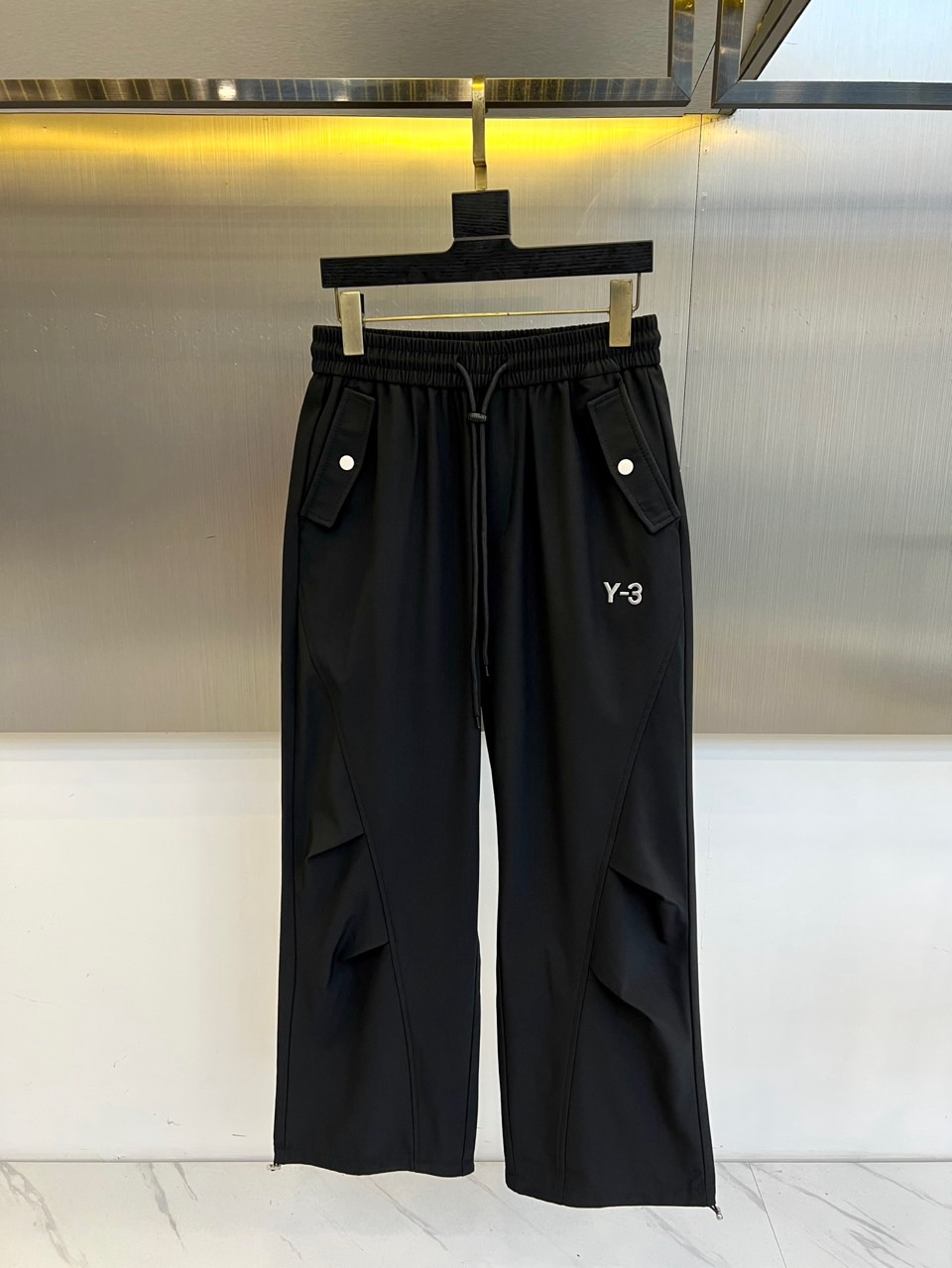NO:469382,Y-3. New 2025 spring and summer sports pocket design work pants. The fabric gives full marks!  The high-density fabric feels invincible and smooth, and a pair of stylish pants is hard to come by, so don't miss it. The upper body effect is great, and the shorts I'm most looking forward to this year!  Although the price is relatively high, I believe everyone's vision, various craftsmanship, and fabrics are indeed worth the price. When you receive the goods, the upper body will definitely surprise you, the lace-type elastic waist circumference, casual work style. The fabric is very textured and the upper body is stylish. S-2XL (order information about height and weight waist circumference), shorts, alexander wang19860909Y-3、2025春夏新款运动口袋设计工装裤.面料给满分！高密度面料手感无敌顺滑,一条有逼格的裤子 可遇不可求,千万不要错过,上身效果超棒,今年最期待的一款短裤！价格虽然偏高,但是相信大家的眼光,各种工艺,面料的确值这个价格,收到货上身绝对给你惊喜,系带式弹力腰围,休闲工装风.面料很有质感.上身有型.S-2XL（下单情报身高体重腰围）,,shorts,alexander wang,Men's clothing