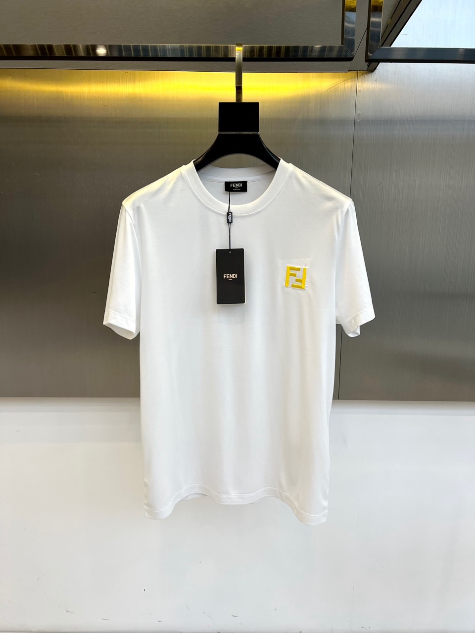 NO:469336,Fendi, 25 spring and summer hot classic series, classic logo round neck loose short-sleeved T-shirt, customized same-cage dyed cotton fabric, very comfortable to touch, the latest brick cabinet in spring and summer, fashionable and personalized, super versatile and beautiful style, very suitable for both men and women, a must-have for trendy people!  48-56 (model 173, 143 catties upper body 50 sizes), fendi, T-shirt, tees, t-shirt, alexander wang19860909芬迪、25春夏爆款经典系列, 经典Logo圆领宽松短袖T恤,定制同缸染色棉面料,手感非常舒服,春夏最新砖柜同步,时尚又个性 超级百搭好看的一款 男女都非常合适 的版型,潮人必备！48-56（模特173,143斤上身50码）,,fendi,T-shirt,tees，t-shirt,alexander wang,Men's clothing