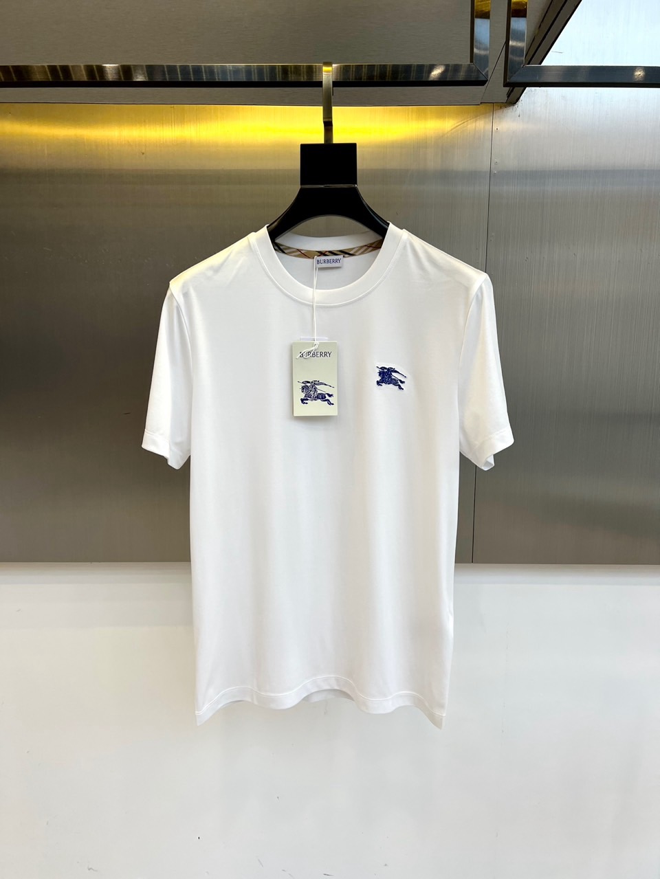 NO:469343,Burberry, 25 spring and summer hot classic series, classic logo round neck loose short-sleeved T-shirt, customized same-cage dyed cotton fabric, very comfortable to touch, the latest brick cabinet in spring and summer, fashionable and personalized, super versatile and beautiful style, very suitable for both men and women, a must-have for trendy people!  48-56 (model 173, 143 catties upper body 50 sizes), burberry, T-shirt, tees, t-shirt, alexander wang19860909巴宝莉、25春夏爆款经典系列, 经典Logo圆领宽松短袖T恤,定制同缸染色棉面料,手感非常舒服,春夏最新砖柜同步,时尚又个性 超级百搭好看的一款 男女都非常合适 的版型,潮人必备！48-56（模特173,143斤上身50码）,,burberry,T-shirt,tees，t-shirt,alexander wang,Men's clothing