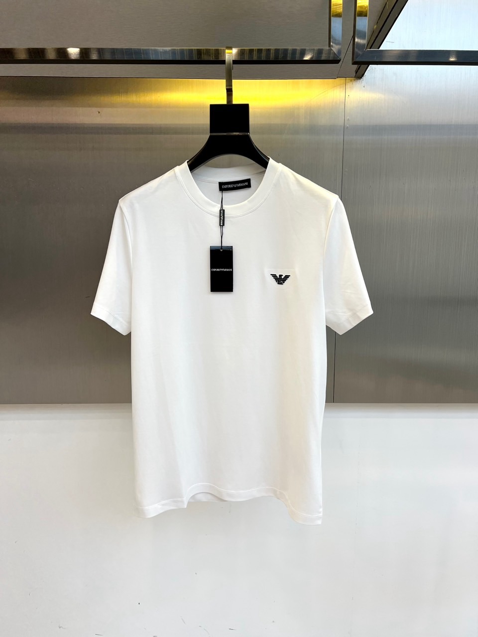 NO:469351,Armani, 25 spring and summer hot classic series, classic logo round neck loose short-sleeved T-shirt, customized same-cage dyed cotton fabric, very comfortable to touch, the latest brick cabinet in spring and summer, fashionable and personalized, super versatile and beautiful style, very suitable for both men and women, a must-have for trendy people!  48-56 (model 173, 143 catties upper body 50 sizes), Armani, T-shirt, tees, t-shirt, alexander wang19860909阿玛尼、25春夏爆款经典系列, 经典Logo圆领宽松短袖T恤,定制同缸染色棉面料,手感非常舒服,春夏最新砖柜同步,时尚又个性 超级百搭好看的一款 男女都非常合适 的版型,潮人必备！48-56（模特173,143斤上身50码）,,armani,T-shirt,tees，t-shirt,alexander wang,Men's clothing