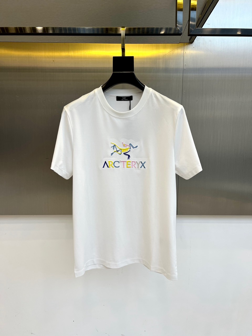 NO:469362,Archaeopteryx, 25 spring and summer hot classic series, classic logo round neck loose short-sleeved T-shirt, customized same-cage dyed cotton fabric, very comfortable to touch, the latest brick cabinet in spring and summer, fashionable and personalized, super versatile and beautiful style, very suitable for both men and women, a must-have for trendy people!  48-56 (model 173, 143 catties upper body 50 sizes), arc'teryx, T-shirt, tees, t-shirt, alexander wang19860909始祖鸟、25春夏爆款经典系列, 经典Logo圆领宽松短袖T恤,定制同缸染色棉面料,手感非常舒服,春夏最新砖柜同步,时尚又个性 超级百搭好看的一款 男女都非常合适 的版型,潮人必备！48-56（模特173,143斤上身50码）,arc'teryx,T-shirt,tees，t-shirt,alexander wang,Men's clothing