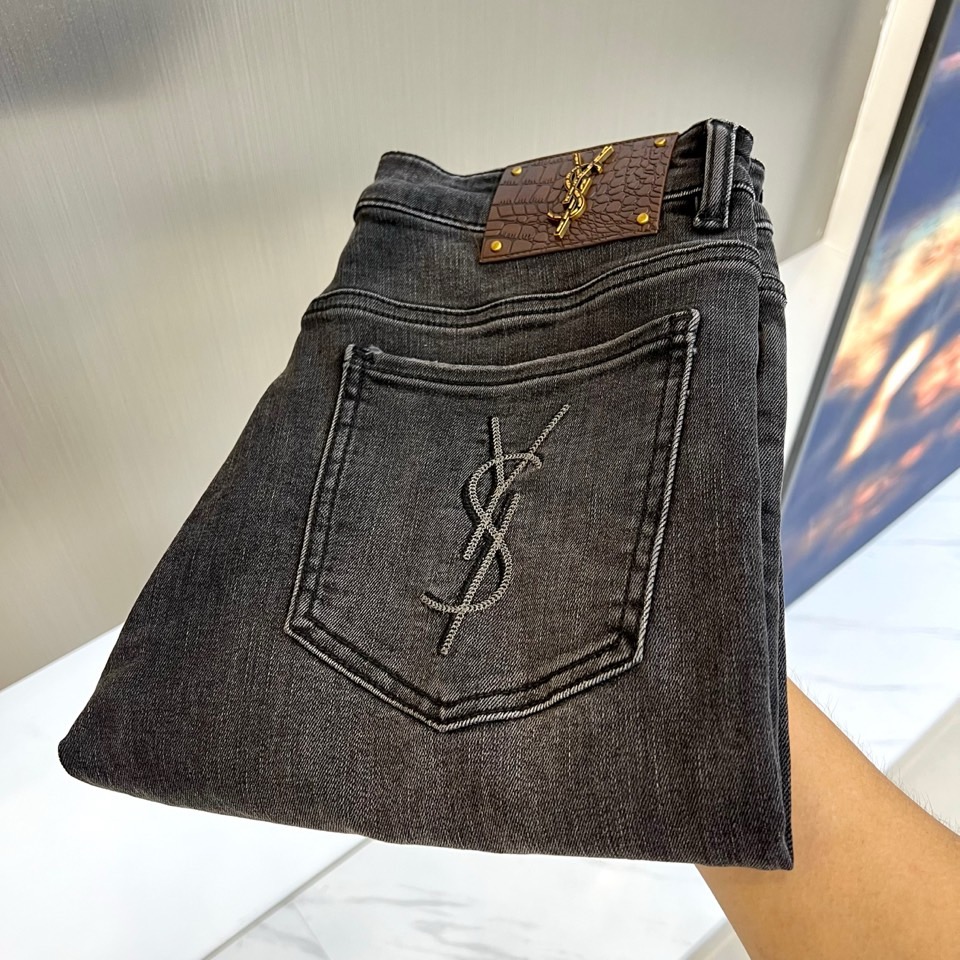 NO:476332,Saint Laurent, 2025 early autumn new classic elements, rear pocket painted logo casual straight jeans. It is made of imported 98 cotton 2 rubber-blend denim cotton cloth, heavy environmentally friendly plant enzyme washing process, the texture has a light retro color, the fabric is soft and delicate after washing, but the muscles and bones are extremely strong, providing an excellent comfort experience!  The small metal nameplate design is designed at the back of the trousers, paired with customized YKK zippers and engraved silver metal buttons, and the details of the accessories are extremely perfect!  The straight slim fit style is cut, and the upper body is very versatile to show off your figure. You can easily match it to interpret the most fashionable daily casual look!  29-38 (none 35), saint laurent,jeans,alexander wang19860909圣罗兰、2025早秋新品经典元素后口袋刷漆logo休闲直筒牛仔裤.选用了客供进口98棉2橡胶混纺丹宁牛仔棉布制成,重磅环保植物酵素水洗工艺,肌理有着淡淡的复古色彩,面料经过水洗后柔软细腻,但筋骨感极强,提供了绝佳的舒适体验！裤身后兜处小金属铭牌设计,搭配客供定制YKK拉链和刻字亮银色金属纽扣,辅料细节都堪称完美至极！直筒修身的版型裁剪,上身非常的百搭显身材,轻松搭配即可演绎最时髦的日常休闲造型！29-38（无35）,,saint laurent,jeans,alexander wang,Men's clothing