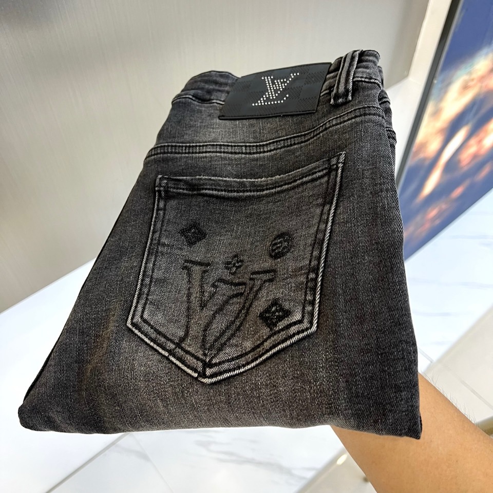 NO:476337,1v. 2025 early autumn new slim-fitting tailored men's old-fashioned jeans are made of super soft and ultra-long velvet cotton fabric, blended with elastic fiber, and are preferred to have high-stretched velvet fine cotton. Pure green and pollution-free cotton, comfortable and soft and elastic, with no sense of restraint on the upper body. The overall solid color is simple and simple, and the gold-colored logo is embroidered only in the bag, and the brand elements are extremely strong. The five-pocket style of classic jeans The thickness of the fabric is moderate, comfortable and breathable, and the three-dimensional tailoring is slightly slim. The trouser legs are slightly closed and the fashion is just right!  29-38, No 37 (please report waist size by order), jeans, alexander wang198609091v、2025早秋新款修身剪裁男士老花牛仔裤,采用超柔超长绒棉面料精纺制成,融入弹力纤维,优选高支长绒精棉,纯绿色无污染的棉花,手感舒适超柔软有弹力,上身没有束缚感,整体纯色简洁设计,只在袋处金色系标志绣花,品牌元素极强.经典牛仔裤五口袋的款式 面料厚度是适中,舒适透气,立体剪裁整体略修身 裤脚口略收恰到好处的时尚！29-38,无37（下单请报腰围尺寸）,,jeans,alexander wang,Men's clothing