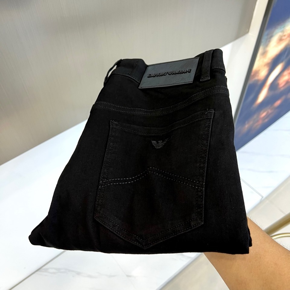 NO:476347,Arm Armani, 2025 autumn and winter new slim tailoring men's jeans, a super cost-effective black cow, made of long velvet cotton fabric, incorporates elastic fiber, and is preferred to have high-stretch long velvet fine cotton, pure green and pollution-free cotton, comfortable and slightly elastic, and the upper body has no sense of restraint. The overall solid color is simple, with only metal logo embroidery logo on the back pocket, and the brand elements are extremely strong. Classic jeans with five pocket styles. The thickness of the fabric is moderate, suitable for wearing all seasons, comfortable and breathable, and the three-dimensional tailoring is a bit slim overall. The trouser legs are slightly closed and the fashion is just right!  29-38, No 35, 37 (please report waist size by order), Armani, jeans, alexander wang19860909Arm阿玛尼、2025秋冬新款修身剪裁男士牛仔裤,超高性价比的一款黑牛,采用长绒棉面料精纺制成,融入弹力纤维,优选高支长绒精棉,纯绿色无污染的棉花,手感舒适微微有弹力,上身没有束缚感,整体纯色简洁设计,只在后口袋处有金属标志绣标,品牌元素极强.经典牛仔裤五口袋的款式 面料厚度是适中,适合四季穿着驾驭,舒适透气,立体剪裁整体略修身 裤脚口略收恰到好处的时尚！29-38,无35、37（下单请报腰围尺寸）,,armani,jeans,alexander wang,Men's clothing