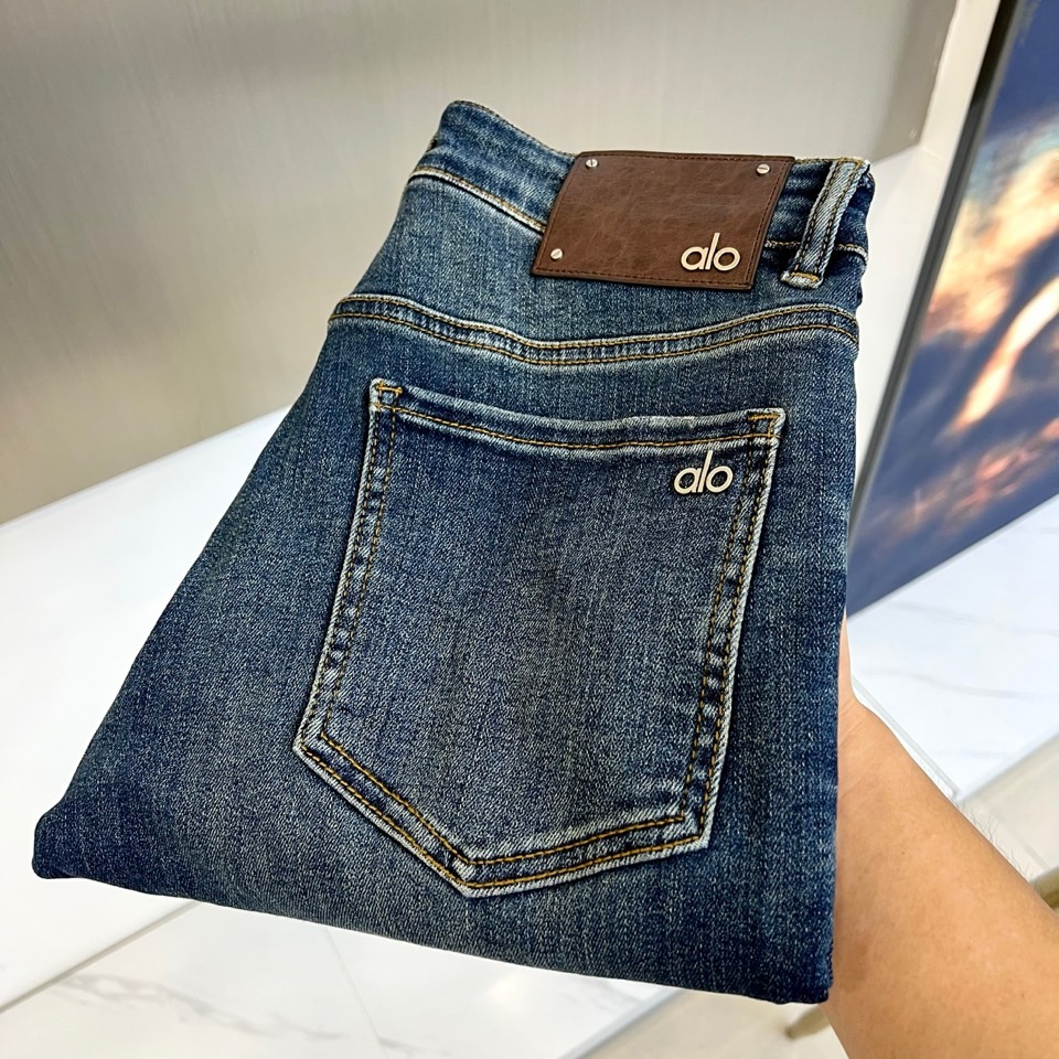 NO:476358,Alo, 2025 autumn and winter new style jeans, the latest commuting and versatile can be worn on any occasion. The imported primary color tannin high elastic fabric is very positive and the color is very good. The entire washing process is in line with environmental protection and irritating to human skin. The pants are stylish and comfortable, and have the natural and casual pants, perfect. The real thing is very beautiful, and the details can show the careful craftsmanship and the details can show the quality of the big brand. I think such a feature is enough to make people excited. Super versatile basic styles are all used, and they are very valuable and cost-effective!  29-38 (no 37), jeans,alexander wang19860909Alo、2025秋冬新款牛仔裤,最新通勤百搭无论什么场合穿都可以,选用进口原色丹宁高弹面料颜色非常正原色,高成本才能出好货,整个洗水工艺都是符合环保对人体皮肤0刺激的,裤子有型又舒服具有休闲裤自然随性的特色,完美兼备.实物非常漂亮,细节上可见工艺用心,细节都能彰显大牌的品质感.我觉得这样一条特色足以让人心动.超百搭基本款人手一条,超值性价比！29-38（无37）,,jeans,alexander wang,Men's clothing