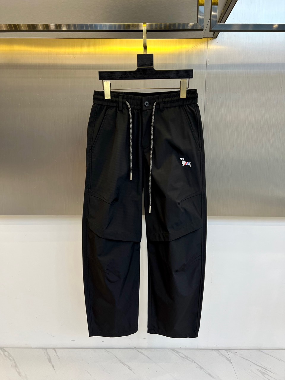 NO:476366,TB, 2025 spring and summer new sports pocket design work pants. The fabric gives full marks!  The high-density fabric feels invincible and smooth, and a pair of stylish pants is hard to come by, so don't miss it. The upper body effect is great, and the shorts I'm most looking forward to this year!  Although the price is relatively high, I believe everyone's vision, various craftsmanship, and fabrics are indeed worth the price. When you receive the goods, the upper body will definitely surprise you, the lace-type elastic waist circumference, casual work style. The fabric is very textured and the upper body is stylish. S-2XL (order information about height and weight waist circumference), shorts, alexander wang19860909TB、2025春夏新款运动口袋设计工装裤.面料给满分！高密度面料手感无敌顺滑,一条有逼格的裤子 可遇不可求,千万不要错过,上身效果超棒,今年最期待的一款短裤！价格虽然偏高,但是相信大家的眼光,各种工艺,面料的确值这个价格,收到货上身绝对给你惊喜,系带式弹力腰围,休闲工装风.面料很有质感.上身有型.S-2XL（下单情报身高体重腰围）,,shorts,alexander wang,Men's clothing