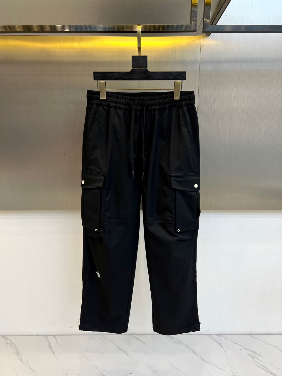 NO:476371,Dior2025 spring and summer new sports pocket design work pants. The fabric gives full marks!  The high-density fabric feels invincible and smooth, and a pair of stylish pants is hard to come by, so don't miss it. The upper body effect is great, and the shorts I'm most looking forward to this year!  Although the price is relatively high, I believe everyone's vision, various craftsmanship, and fabrics are indeed worth the price. The upper body will definitely surprise you when you receive the goods, the elastic waist circumference of the strap, casual work style. The fabric is very textured and the upper body is stylish. S-2XL (order information about height, weight, waist circumference), dior, shorts, alexander wang19860909Dior2025春夏新款运动口袋设计工装裤.面料给满分！高密度面料手感无敌顺滑,一条有逼格的裤子 可遇不可求,千万不要错过,上身效果超棒,今年最期待的一款短裤！价格虽然偏高,但是相信大家的眼光,各种工艺,面料的确值这个价格,收到货上身绝对给你惊喜,系带式弹力腰围,休闲工装风.面料很有质感.上身有型.S-2XL（下单情报身高体重腰围）,,dior,shorts,alexander wang,Men's clothing