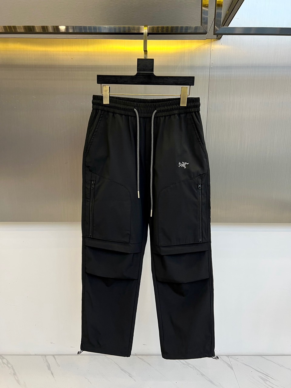 NO:476376,Archaeopteryx, 2025 spring and summer new sports pocket design work pants. The fabric gives full marks!  The high-density fabric feels invincible and smooth, and a pair of stylish pants is hard to come by, so don't miss it. The upper body effect is great, and the shorts I'm most looking forward to this year!  Although the price is relatively high, I believe everyone's vision, various craftsmanship, and fabrics are indeed worth the price. The upper body will definitely surprise you when you receive the goods, the elastic waist circumference of the strap, casual work style. The fabric is very textured and the upper body is stylish. S-2XL (order information about height, weight, waist circumference), arc'teryx, shorts, alexander wang19860909始祖鸟、2025春夏新款运动口袋设计工装裤.面料给满分！高密度面料手感无敌顺滑,一条有逼格的裤子 可遇不可求,千万不要错过,上身效果超棒,今年最期待的一款短裤！价格虽然偏高,但是相信大家的眼光,各种工艺,面料的确值这个价格,收到货上身绝对给你惊喜,系带式弹力腰围,休闲工装风.面料很有质感.上身有型.S-2XL（下单情报身高体重腰围）,arc'teryx,shorts,alexander wang,Men's clothing