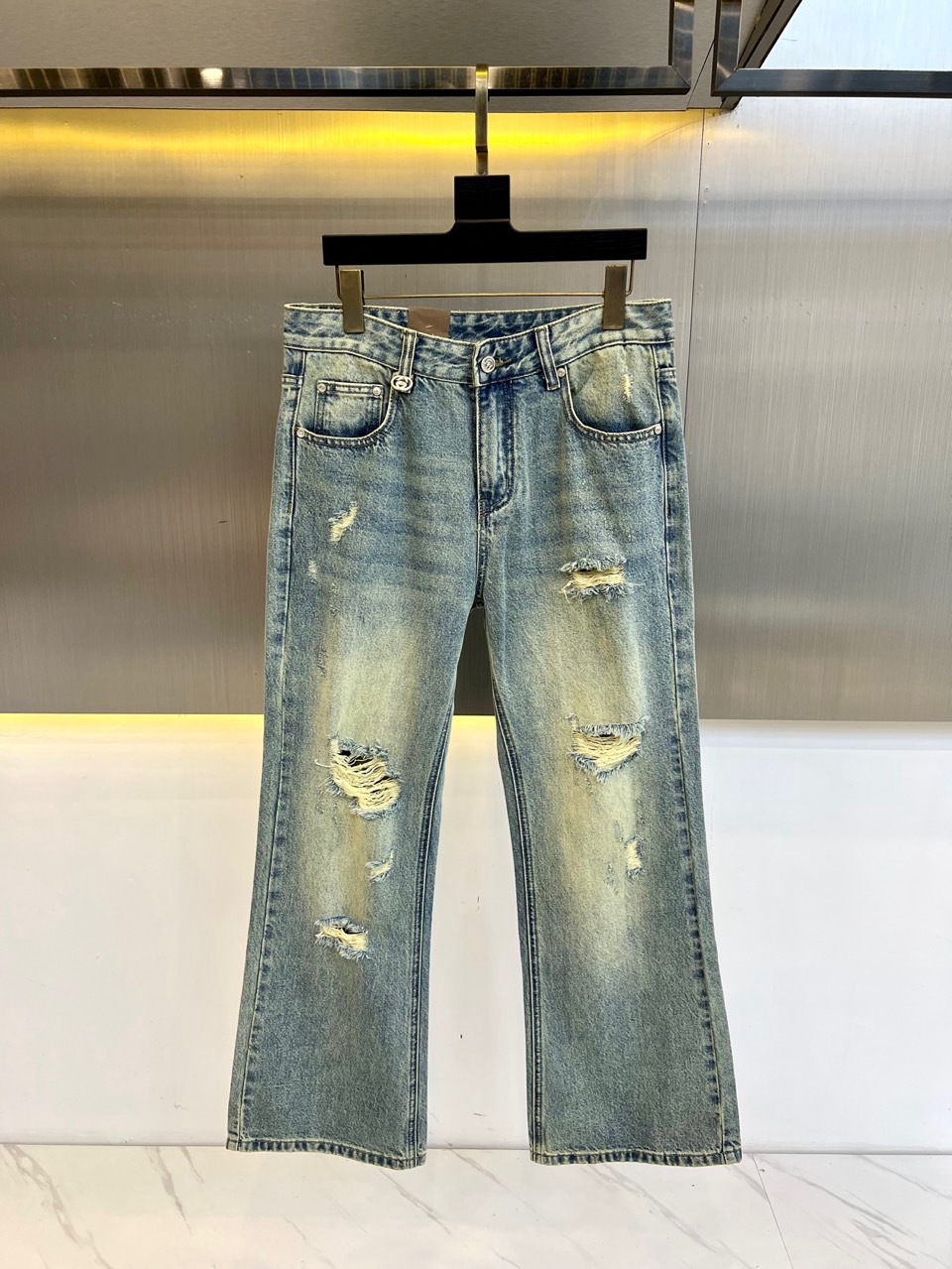 NO:476385,Gucci, 2025FW spring and summer classic new fashionable elastic wide-leg jeans, a pair of pants with a very beautiful aesthetic tone, dominated by fabric and quality, continuing the essence of normal design, label elements are perfectly embedded, and the brand letters at the back pocket are quite design-like. It is selected to use imported 98 cotton 2 spandex blended denim jeans to create. The fabric has a clear three-dimensional twill texture, which is quite high-end and specification. Customized matte silver hardware buttons, classic metal nameplate logo on the back pocket, and the rear pocket logo decoration. The texture of its hardware accessories is also unscrupulous, and you can easily get the high-end style of the big brand, and the sense of details is quite in place!  Easily create a handsome street dress template, an indispensable matching tool in men's wardrobe!  28-38 (please report height, weight, waist circumference) This product is thicker and suitable for wearing in spring and autumn, and can be worn in cloudy summer.,,gucci,jeans,alexander wang19860909Gucci、2025FW春夏经典新款时尚弹力宽腿牛仔裤,极具P家美学基调的一款裤子,以面料和品质为主导,延续了常态化的设计精髓,标签化元素完美嵌入,后袋处的品牌字母颇具设计感,甄选客供进口98棉2氨纶混纺丹宁牛仔面料打造而成,面料表面清晰立体的斜纹肌理,相当的高级有规格感,客供定制哑光亮银色五金纽扣,与后幅口袋上经典金属铭牌标识,后兜Logo装饰,其五金辅料的质感同样无法挑剔,轻松就能Get到大牌的高奢格调,细节感相当到位！轻松打造街头帅气着装范本,男士衣橱里不可缺少的搭配神器！28-38（下单请报身高体重腰围）本品偏厚、适合春秋两季穿、夏季阴天可穿.,,gucci,jeans,alexander wang,Men's clothing