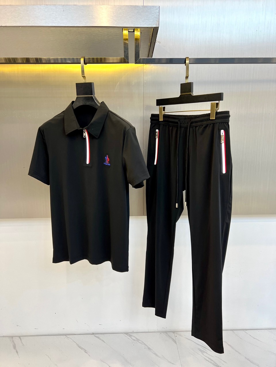 NO:474605,The cover, 25ss spring and summer new set polo short-sleeved + hoodies imported from all sides elastic quick-dry fabrics, with uniform and detailed lines inside, dense and not messy, showing the style of the big factory. The fabric is soft and delicate, and is quite comfortable. It is easy to wear and easy to handle and dry and breathable without touching the body. The texture is light and the upper body is pressure-free and as if you can breathe. Whether it is wiring or cutting to hardware configuration, it is the highest level of craftsmanship, and the details in each place are meticulous and very exquisite!  The minimalist style has a grand structure, natural, highly recognizable, and there is no doubt about the matching performance of the upper body!  48-56 (model 173, 143 catties upper body 50 sizes), Moncler, T-shirt, alexander wang19860909蒙口、25ss春夏新品套装polo短袖+卫裤进口四面弹力速干面料,内里包边走线均匀细致,密而不乱彰显大厂做派.面料,柔软细腻,挺阔舒适.细腻好穿易打理干爽透气不沾身.质感轻盈上身无压感仿佛会呼吸一般.无论是走线,还是裁剪到五金的配置,都是走的最高级别的工艺等级,每一处的细节都是一丝不苟,相当考究！极简的风格构造大气,自然,辨识度高,上身绝对不会出错搭配性能更是毫无疑问！48-56（模特173,143斤上身50码）,,Moncler,T-shirt,alexander wang,Men's clothing